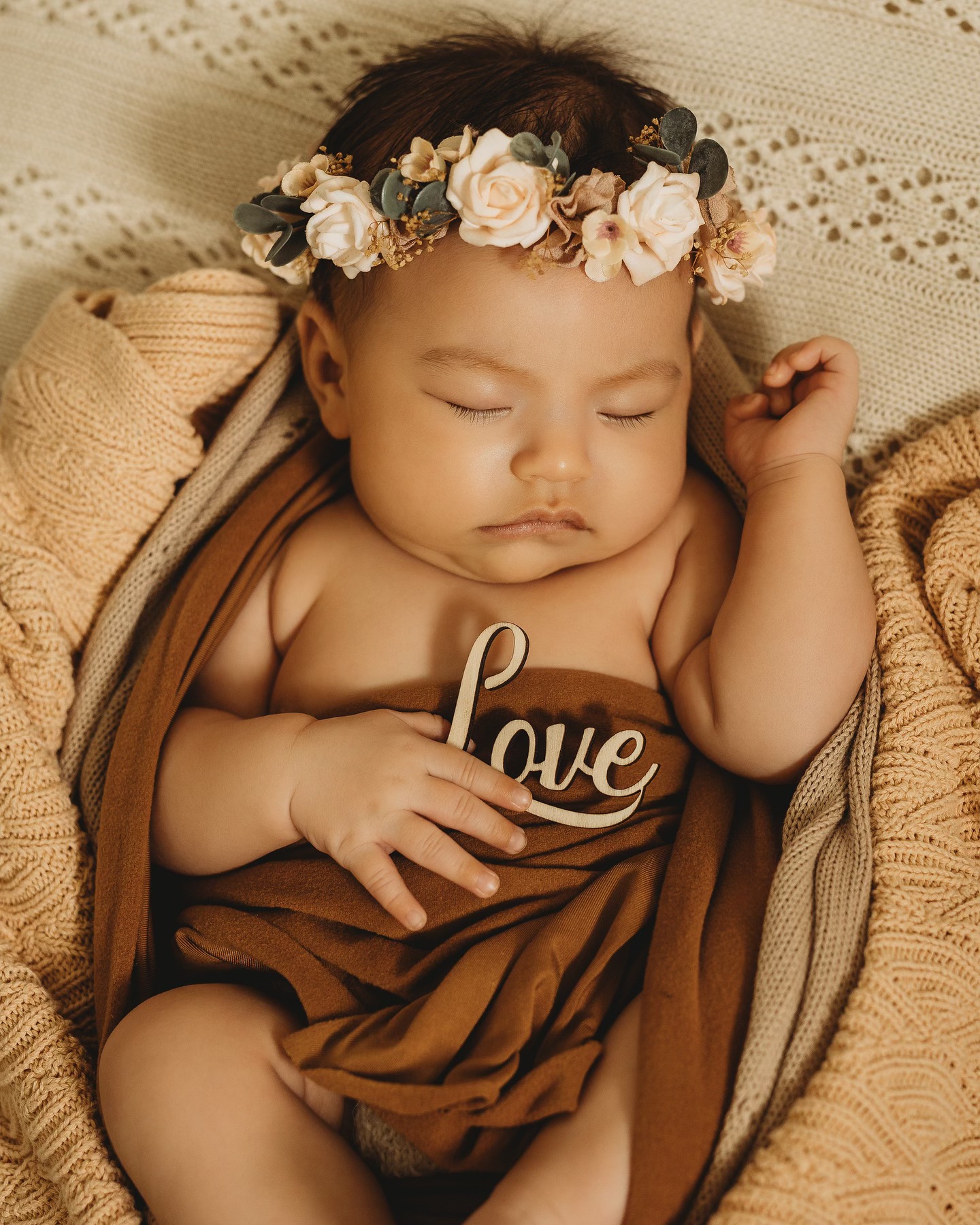 Seid ihr bereit für einen Zuckerschock?
Ich bin so dankbar, dass ich euch die Tage Fotos eines so schönen Newbornshootings teilen darf. Das Baby ist um die 7 Wochen alt- wie ihr seht, ist es selbst dann noch die perfekte Zeit für Newbornfotos!
Habt einen schönen Donnerstag und seid feste gedrückt!
Eure Marion