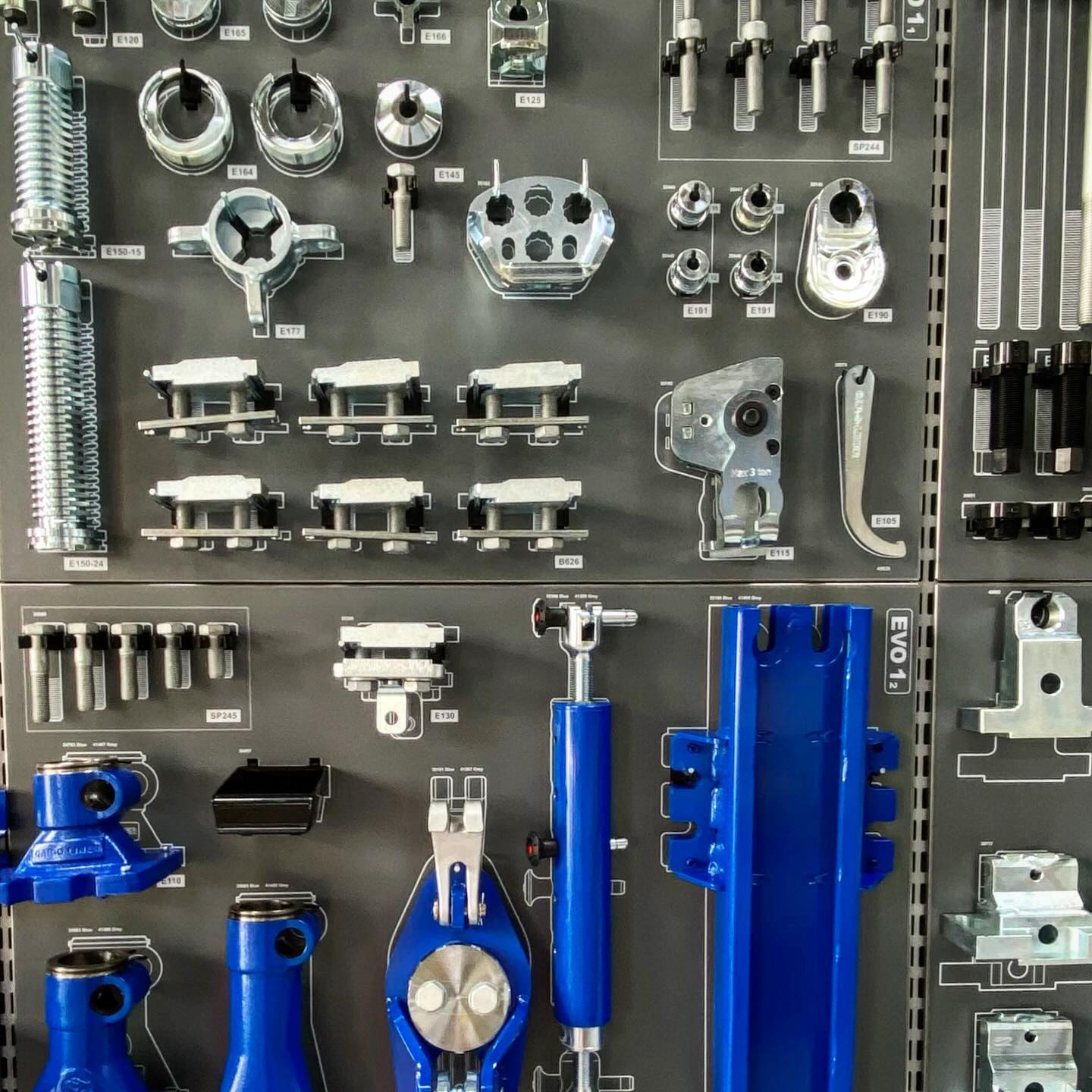 Verkstadsvibbar! Ordning & reda - varje verktyg har sin plats och hänger snyggt på väggen, redo för action!🔧 Perfektion i varje detalj.
#hovgårdensytskydd #lastbillack #lastbillackering #truck #göteborg #verkstad