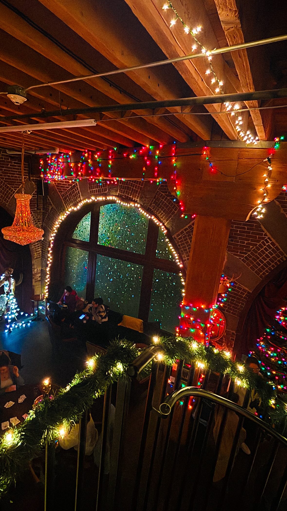 here’s how I get ready for @dogmanmusical during half hour🐱
I use mostly drugstore products for makeup, but I’ll happily splurge on a jar of pickles:)
pre-show pickles @goodgirlsnacks
tinted primer @jentrykelleycosmetics
concealer & powder @elfcosmetics
blush @physiciansformula
lip & cheek tint @burtsbees
setting spray & lip oil @nyxcosmetics
eyeliner & mascara @maybelline
#actor #tour #grwm