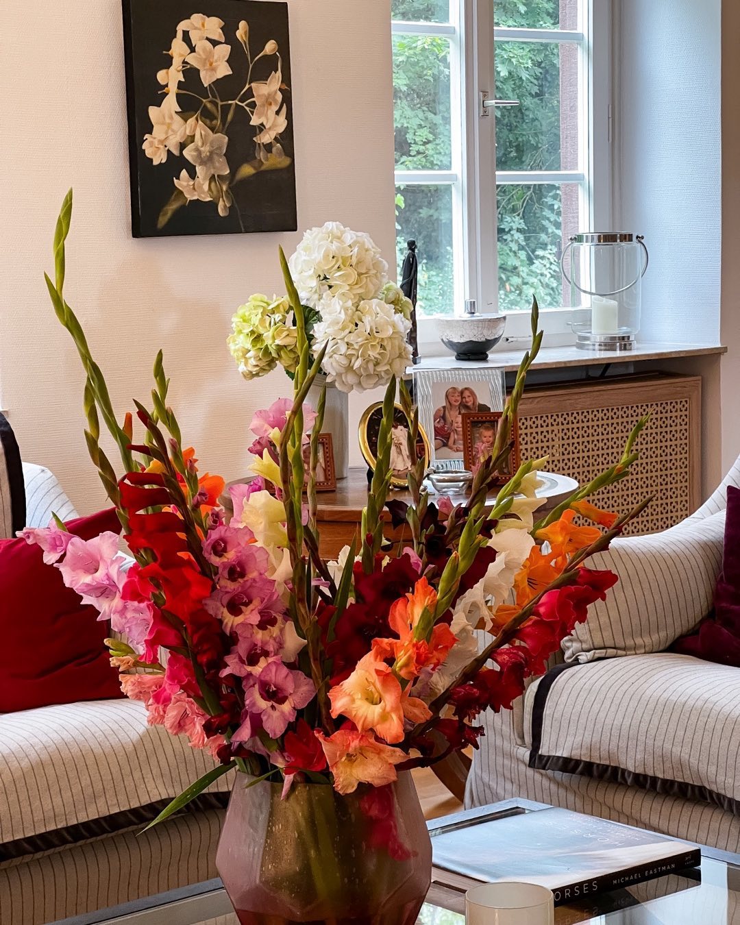 As the autumn is changing our weather, the beautiful last gladiolas in the fields outside our home is what brings me energy. ✨ #gladiolas #flowers #interiors #autumnisalmosthere #september #whenseptembercomes