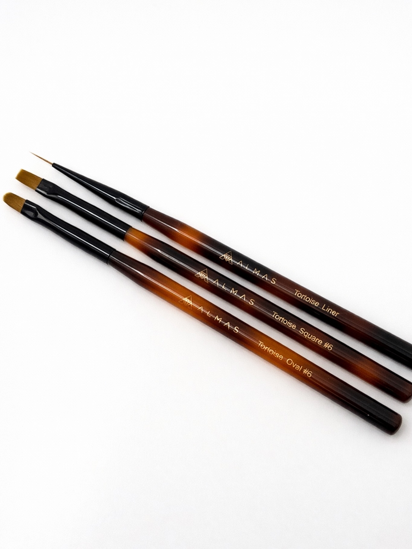 ✨ NOUVEAUTÉS – Collection Tortoise ✨
Trois pinceaux tortoise au design élégant, pensés pour une précision maximale et un confort de travail optimal.
Poil synthétique de haute qualité
Ultra souple, parfaitement équilibré, idéal pour un travail net et maîtrisé.
La collection se compose de :
• Oval Brush – taille 6
• Square Brush – taille 6
• Liner – 10 mm
Disponibles à l’unité : 12,95 €
Ou en lot : 34,95 € (au lieu de 38,85€)
Un prix préférentiel pour celles qui veulent la collection complète.
Des pinceaux pensés par une pro, pour les pros 🤍
Dites-nous en commentaire sur le ou lesquels vous allez craquer? 😍