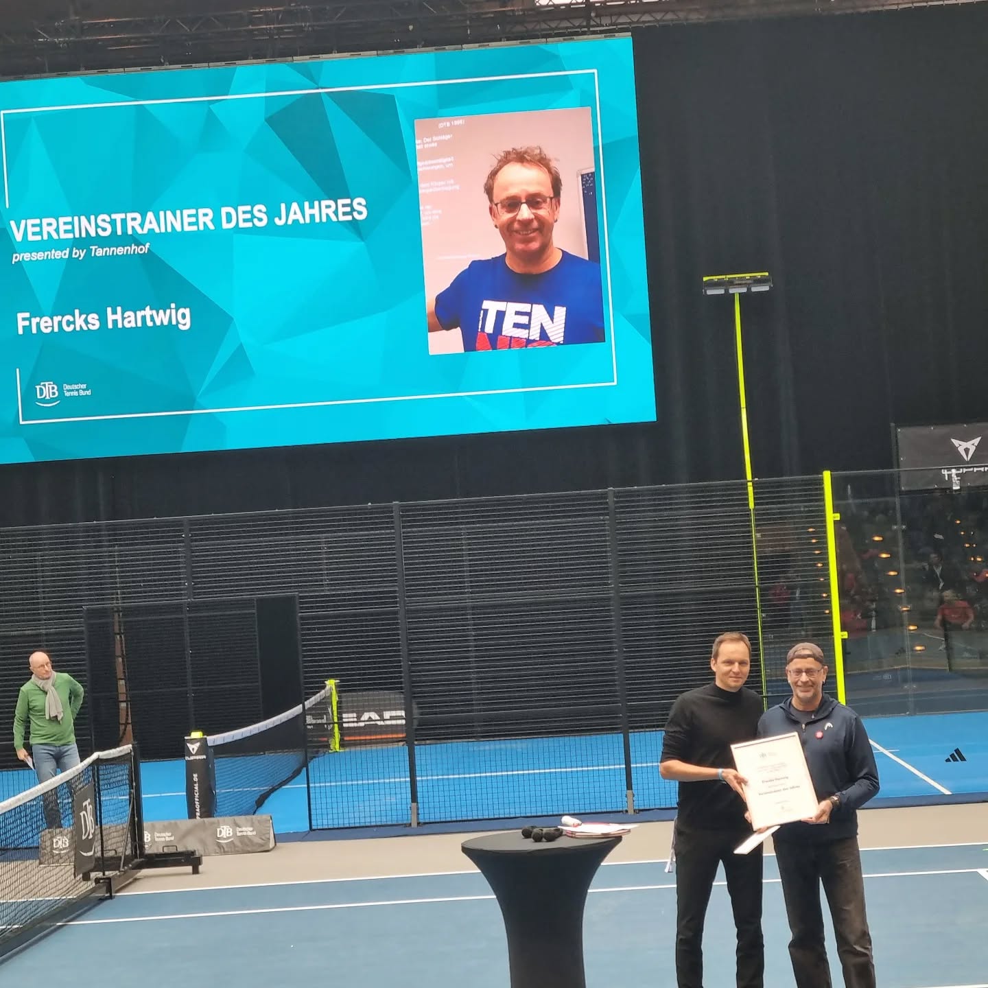 Frercks Hartwig, seit 25 Jahren Vereinstrainer im TC Dettingen/Horb, ist "Vereinstrainer des Jahres 2024" im Deutschen Tennisbund. Der Award wurde am vergangenen Wochenende beim Internationalen Tenniskongress in München verliehen. #dtbtennis #tms_tennis #tms_coaching #tcdettingen_horb #wtbtennis