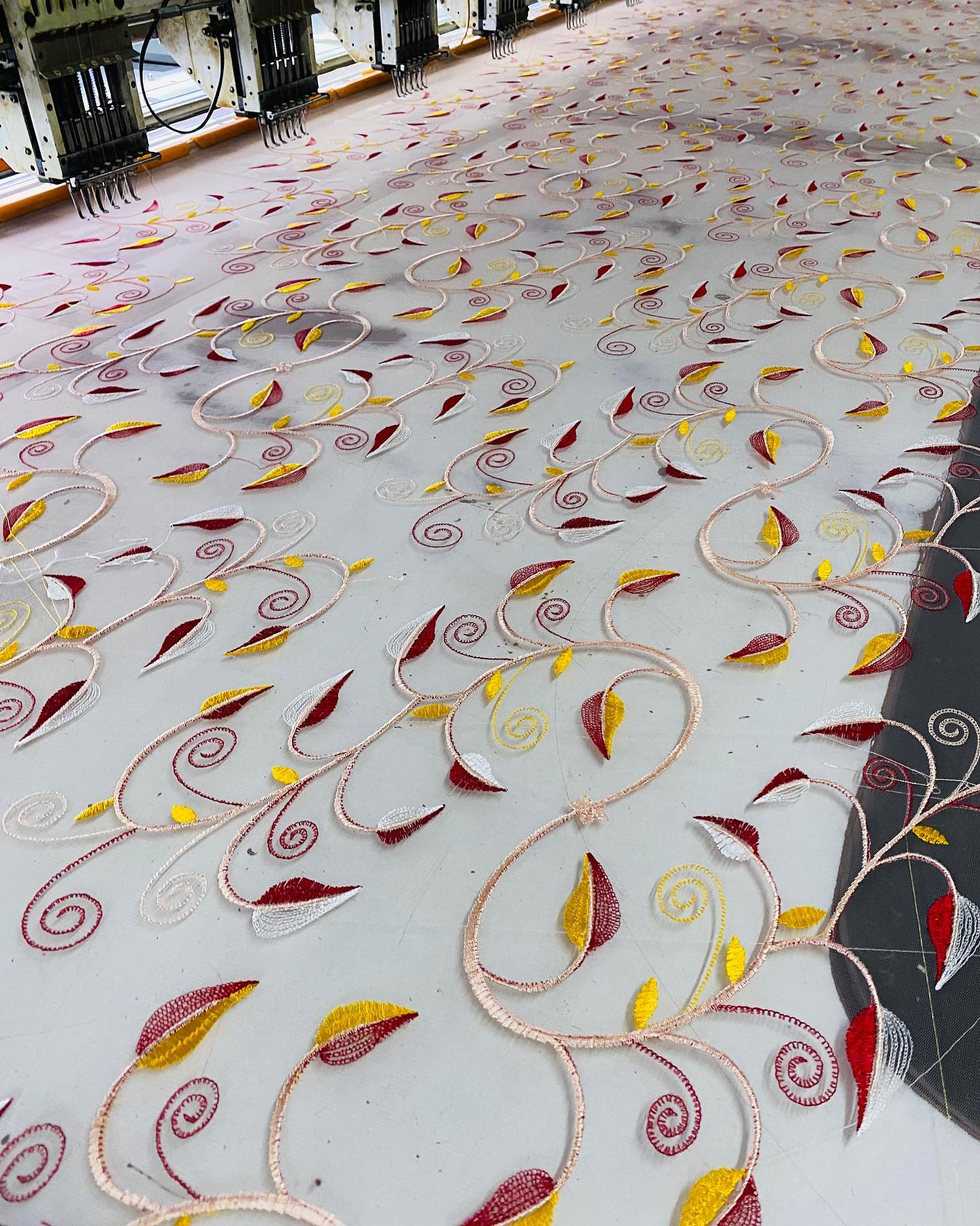 Floral Embroidery On Net Fabric 👗
#bajinternational #fashionstyle #embroidery #dressmaterial #fashion #designer