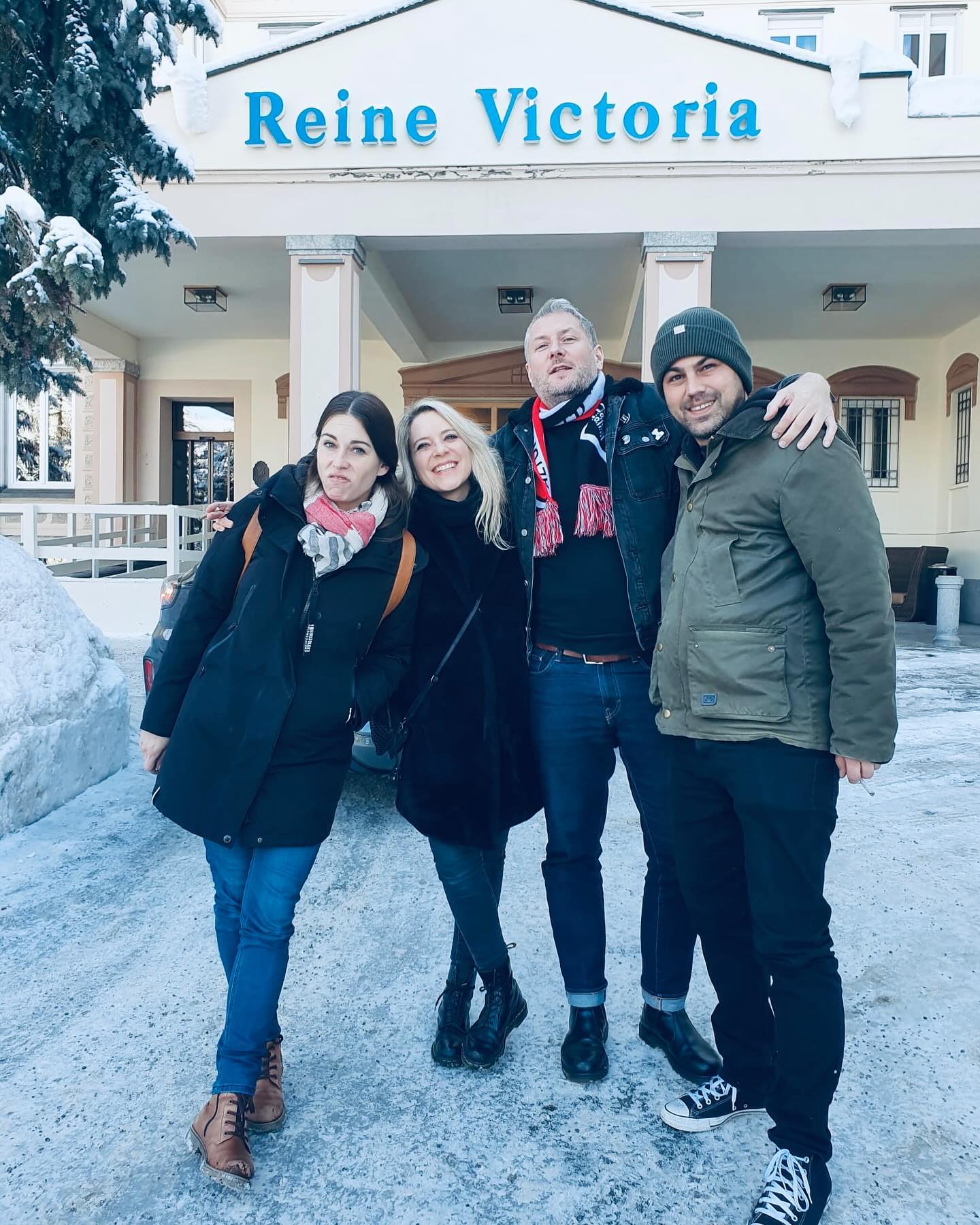 Weihnachtsessen heute mal schick. 👑 #privateconcert #stmoritz