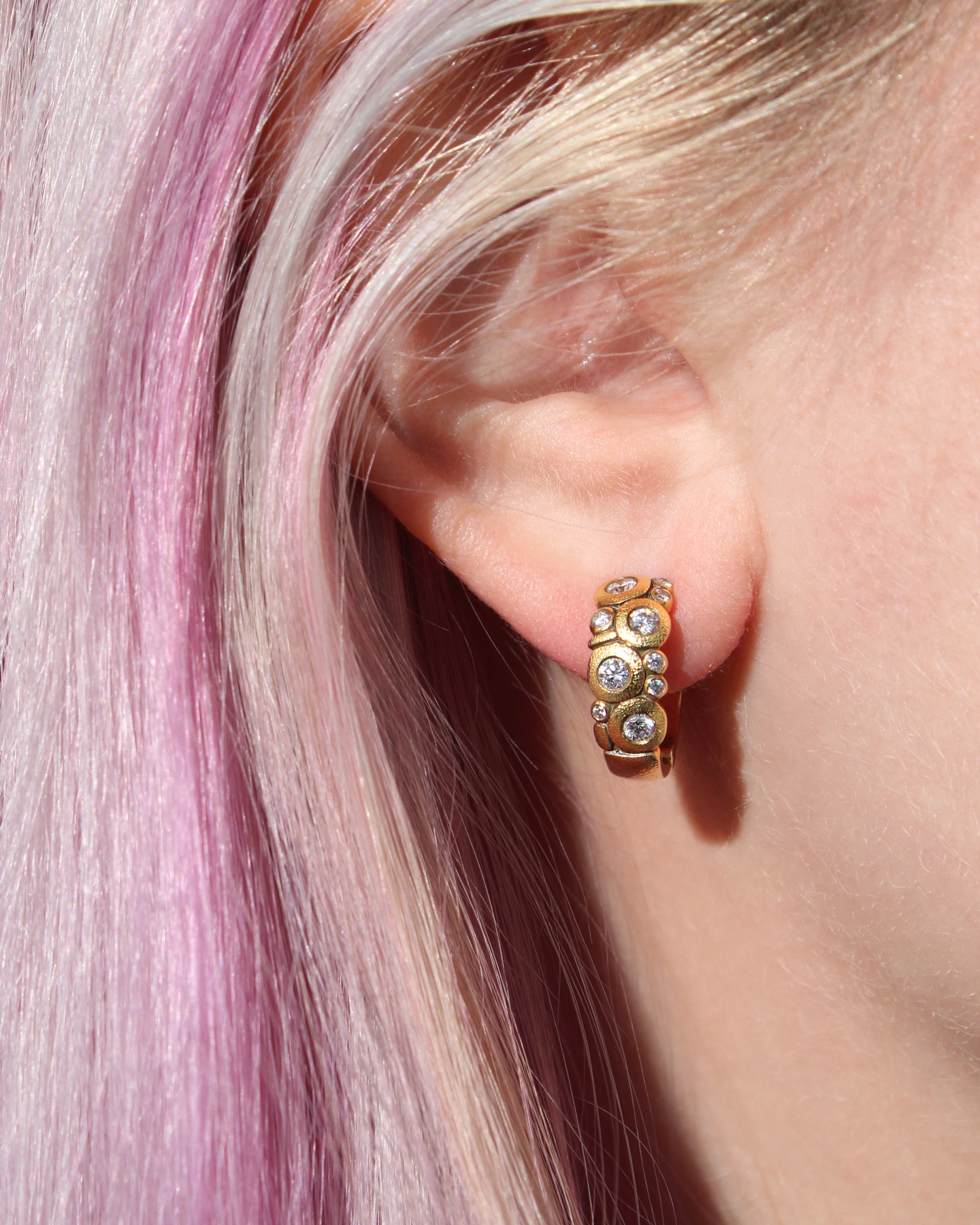 Stunning Sepkus! ✨ Round brilliant cut, white diamonds are surrounded by subtly textured yellow gold in an intricate pattern, creating a pair of elegant hoop earrings that you’ll never want to take off. ♥️
#alexsepkus #futureheirlooms #womenownedsmallbusiness #shopsmall #jotd