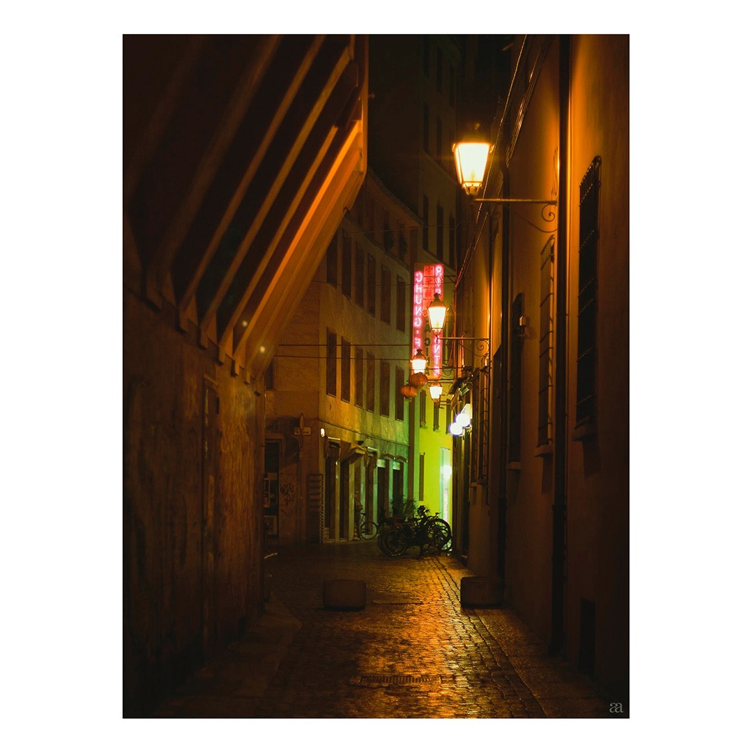 #senseofplace #placephotography #bologna #neon #neonlights #nightshot #streets #narrowstreet #italianstreets #italy