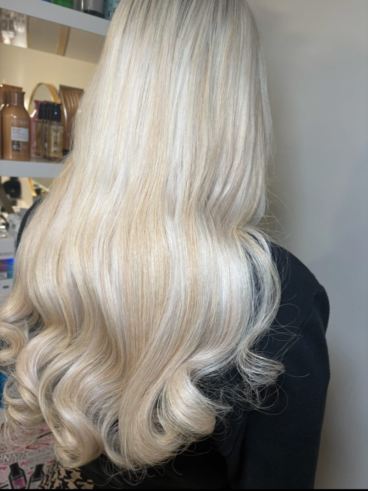 What a change 👏🏼
Beautiful result for Olivia’s lady 👉🏻
We’re looking forward to seeing how this clients hair progresses long term with the right fitting, colour and after care.
Previous method removed
Full head foils tone and treat @redkenpro
Integrity @olaplex
150grams of corresponding shades Ivory & California nano bond added and shaped to style @beauty_worksonline
Don’t forget she has some limited availability for welcoming new clients this year book that consultation 🫶🏻