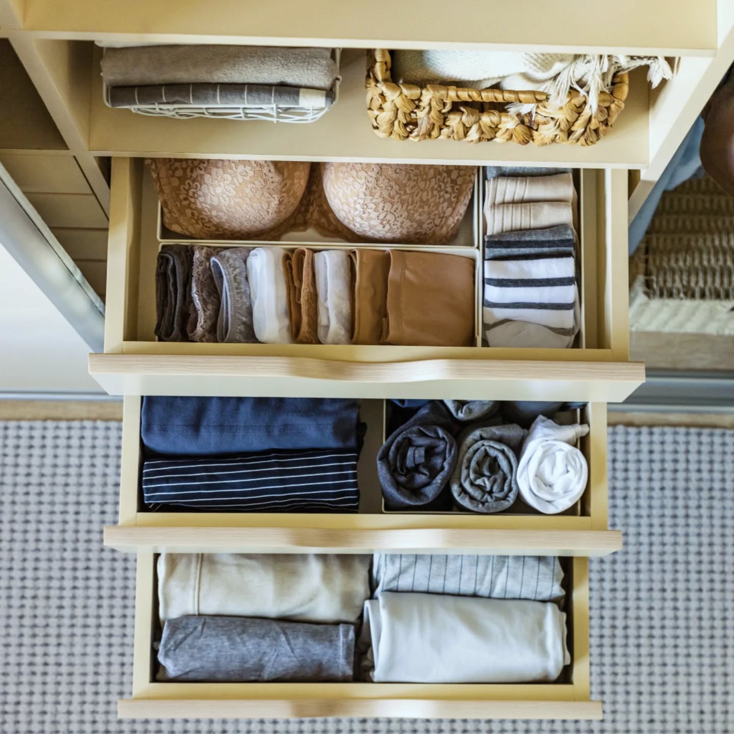 POV:How your closet and drawers make YOU feel is all that matters.
#closetrefresh #tidyhousetidymind #bayareaorganizer #organizerforentrepreneurs #amscotthome