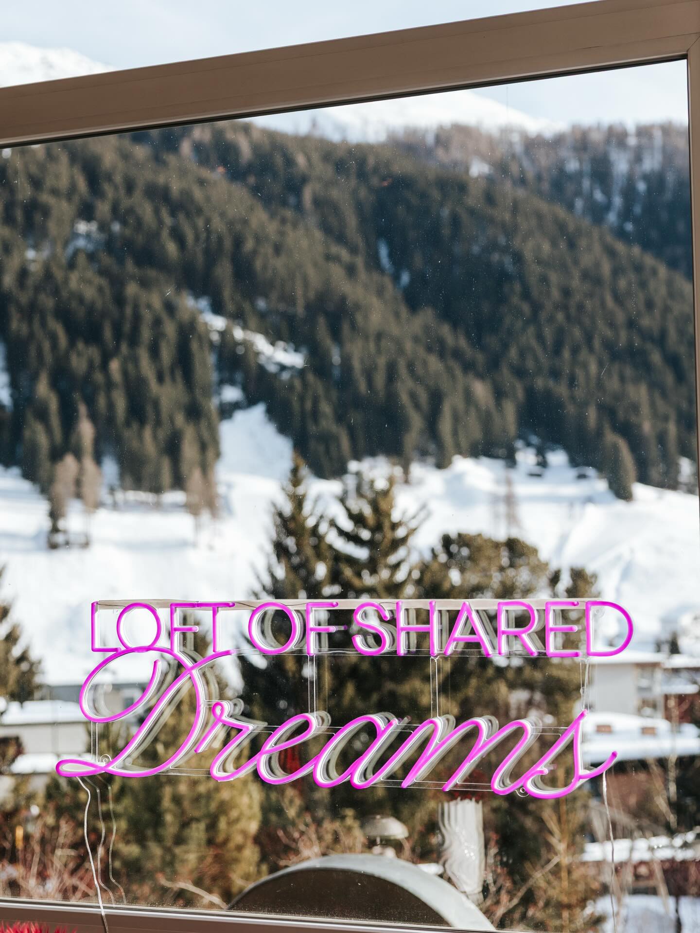 @loft_of_shared_dreams during the World Economic Forum, the atmosphere felt different.
Beyond congress halls and corporate agendas,
the Loft of Shared Dreams Davos became a sanctuary —
for ideas, honest dialogue, and meaningful connection.
It was about:
Less performance but more presence.
Less noise but more purpose.
Grateful for the conversations and shared dreams. Thank you @marina_executivecoach for realising your dream and letting @experience_events_bynati be part of it - supporting the day with a beyond professional team. @ruby_global_events @irinagraf_events @sophietmorris
Already dreaming about next year.
photo credits to the amazing @liliana.lafranchi.photography