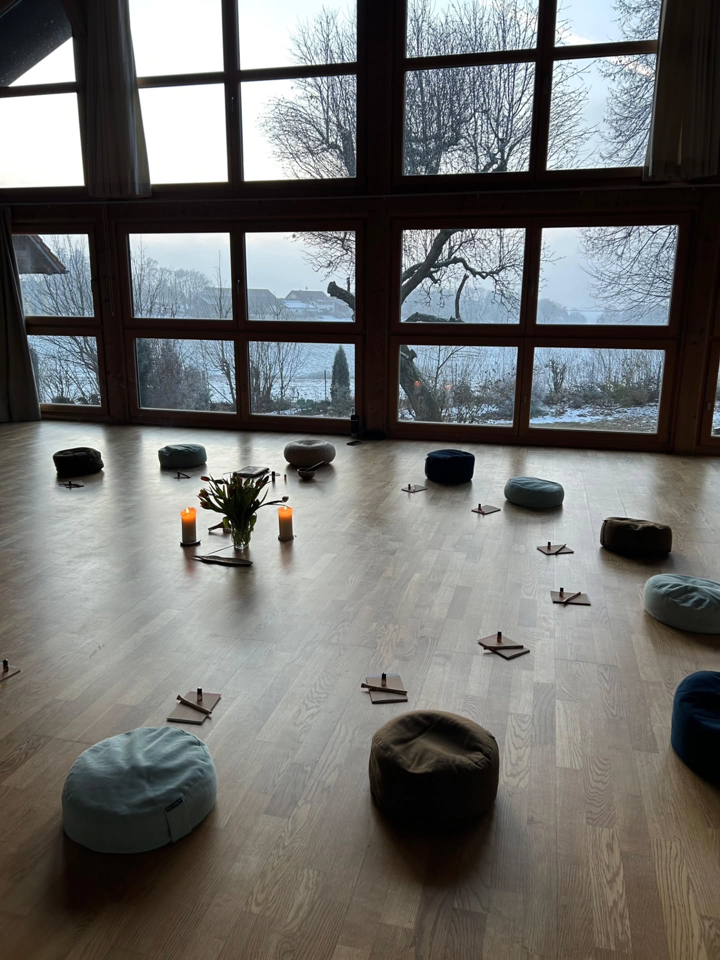 Januar Vielfalt 💔
Ein Abschied, ein Wiedersehen.
• Wiedersehen bei unserem jährlichen Retreat zum Jahresstart @vierfalt.de
• Quality Dates und aufsaugen was München zu meiner Wahlheimat gemacht hat (Isar walks, Cafe und Restaurants, Community, Yogastudios, Spinning, lange Umarmungen, Berge..)
• Coachingausbildungswochenende Modul 7P - Energetische Psychologie
• Bergluft bei -14°, Kaiserschmarrn, Spinatknedl
• New Beginnings Community Abschiedsevent München - Umarmungen, Tränen, Valdo
• Seele baumeln lassen
• letzte open class, letzte Firmenyogastunde @patagoniamunich, Tränen, Geschenke, Worte mitten ins Herz
• Abschied nehmen von meiner Wohnung, von einer Stadt, die 11 Jahre mein Zuhause war
• Wiedersehen mit einem Ort der meine Wurzeln mit sich bringt
Jeder Zauber hat ein Anfang und ein Ende.
Vorfreudig was kommt, wehmütig loszulassen was war. Dankbar dass ich diese Orte und Menschen habe, die mich immer wieder ankommen lassen. Bei denen ich mich pudelwohl fühle. Egal wo, egal wie, egal wann. ♡
Auf ins Kapitel ICH + DU = WIR.
Ich bleib ich, du bleibst du, gemeinsam sind wir unstoppable.
Auf in neue Herausforderungen, neue Möglichkeiten, neue Abenteuer. Mit dem Rückenwind von alldem Gewohntem, Vertrautem. Alles das aus den letzten Jahren bleiben darf und wird. Anders und doch beständig. ♡
...
#januarretreat #yogaregensburg #yogamünchen #vierfalt #neustart