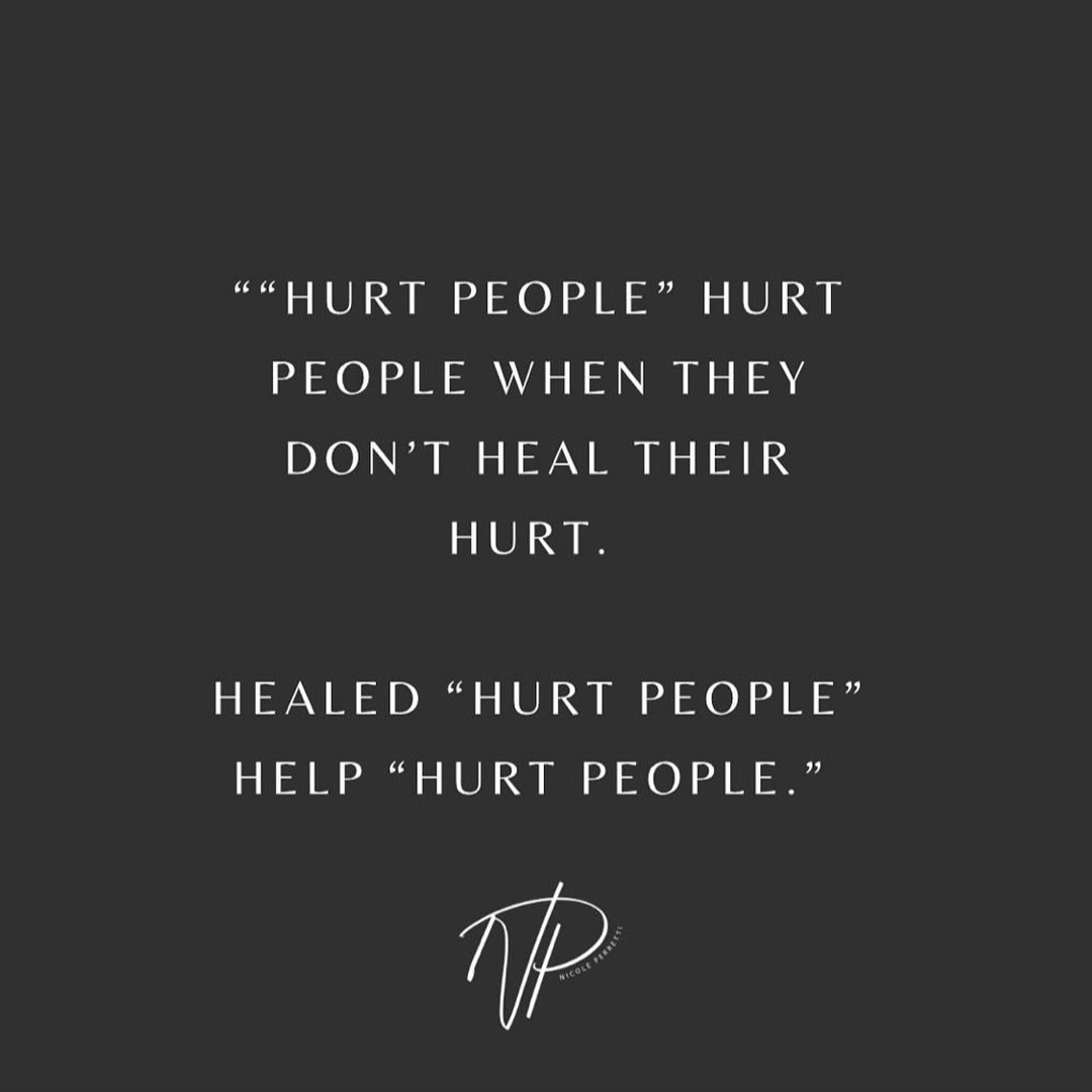 Als je je eigen pijn doorwerkt dan herken je het ook bij anderen. En niet alleen dat, je trekt ze ook aan. Ik ben al een paar jaar een magneet op mensen die met narcistisch misbruik te maken hebben (gehad). Het is niet zo’n fijne term, maar het dekt wel de lading van het soort emotioneel misbruik door manipulatie, geweld, gaslighting en/of ander soort bedrog. En als je bezig bent om jezelf ervan te bevrijden kan de term veel inzicht en bevestiging geven.
Het lijkt bijna wel of elke empaat hier in een bepaalde mate mee te maken krijgt. Ik denk dat het energetisch gezien ook echt een groot doel heeft. Wat er in zulke verstrikkingen uitgewerkt wordt is in mijn beleving precies wat er collectief gaande is: een spirituele oorlog tussen licht en donker. Hoe er in de maatschappij met de mensheid omgegaan wordt is eigenlijk ook narcistisch misbruik. Zoiets heb je pas door als je die heling al eerder meegemaakt hebt, of als je eruit stapt.
Dit soort relaties (in welke vorm dan ook) zijn grote levenslessen. Alleen wordt de ‘narcist’ vaak als boosdoener gezien en de ‘empaat’ als slachtoffer. Zolang je daar nog in zit, is er heel veel helingswerk te doen. Verharden om de onzekerheid die het met zich mee heeft gebracht te verbloemen betekent ook helingswerk aan de winkel.
En dat is niet makkelijk, zachtjes uitgedrukt. Maar dat is geen enkele heling, want helen doet pijn.
Daarbij doen beide partijen eigenlijk precies hetzelfde in zo’n wisselwerking: een coping inzetten om geen pijn (van verlating/afwijzing) te hoeven voelen. De één maakt zich groter en de ander maakt zich kleiner.
#heling #transformatie #manipulatie #gashlighting #narcisme #narcistischmisbruik #emphatie #hsp #onzekerheid