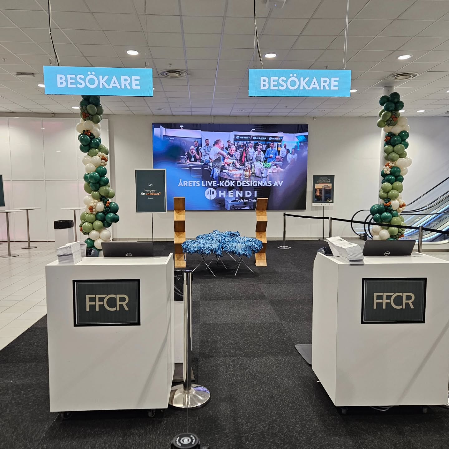 För andra året i rad fick vi äran att dekorera entrén till @ffcr_sverige i Stockholm. 🎈
Två organiska ballongbågar i nyanser av grönt och vitt, med inslag av orange, välkomnade besökarna under mässdagarna.
Alltid extra roligt att få jobba med återkommande kunder! ✨