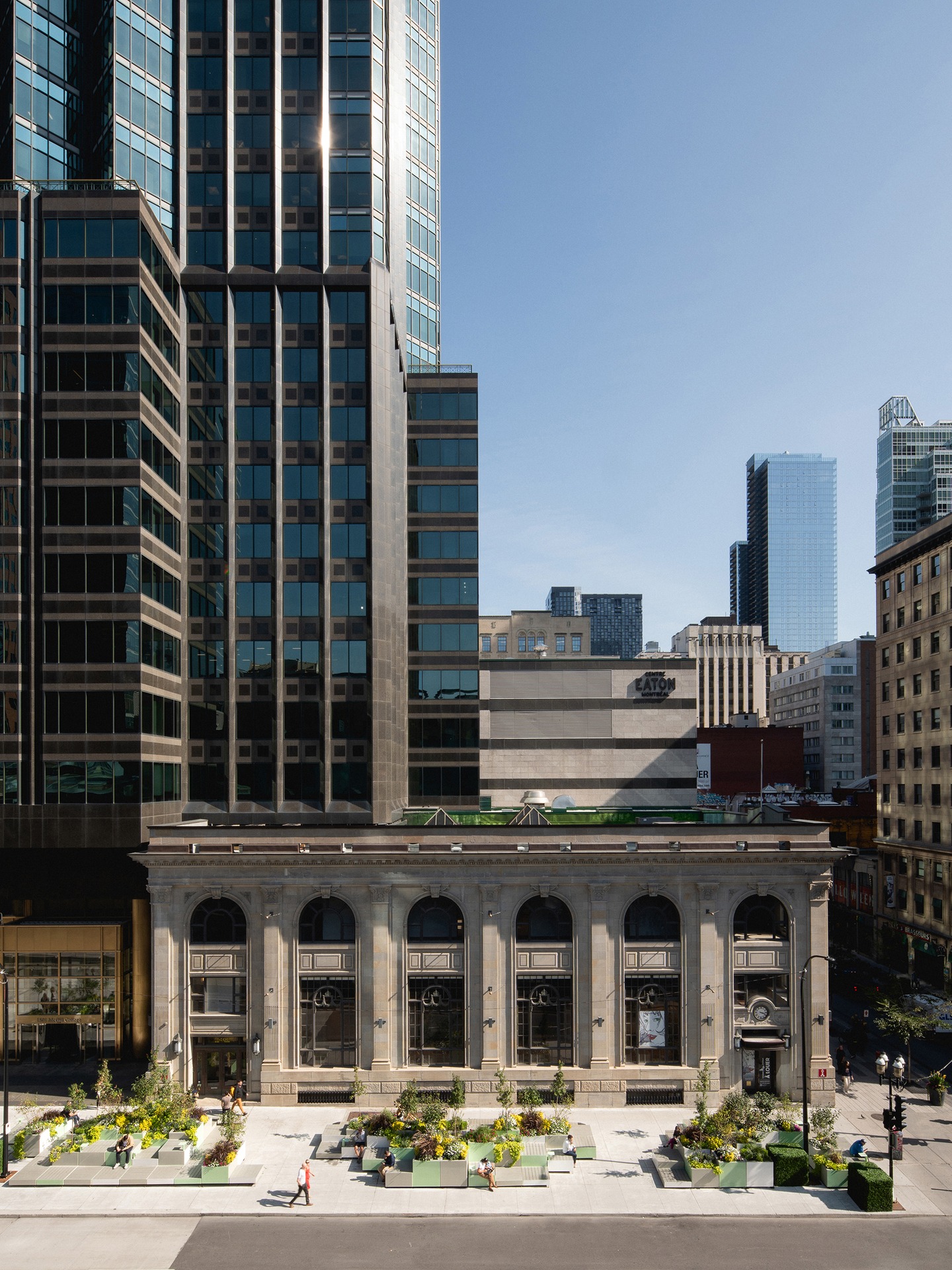 AGORA SILVA, ou quand la forêt s'invite au centre-ville.
Pour contrer le froid polaire, voici un retour sur notre installation urbaine de l'été 2025 au coin Sainte-Catherine et McGill College au centreville.
Fruit d'une initiative conjointe de @montrealcentreville et de LAAB architecture, ces aménagements transitoires ont transformé, le temps d'une saison, un trottoir de béton en une oasis de fraicheur, au grand plaisir des badauds et des travailleurs.
Une installation modulaire, ergonomique, écologique car totalement circulaire; un design stratégique qui rehausse nos espaces urbains, rapidement et économiquement.
Un concept signé LAAB, en collaboration avec @uneparcelle (paysage).
Photos par @raphael_thibodeau x LAAB.
#placemaking #tacticalurbanism #urbandesign #urbanarchitecture #landscapedesi̇gn #landscapearchitect #architecture