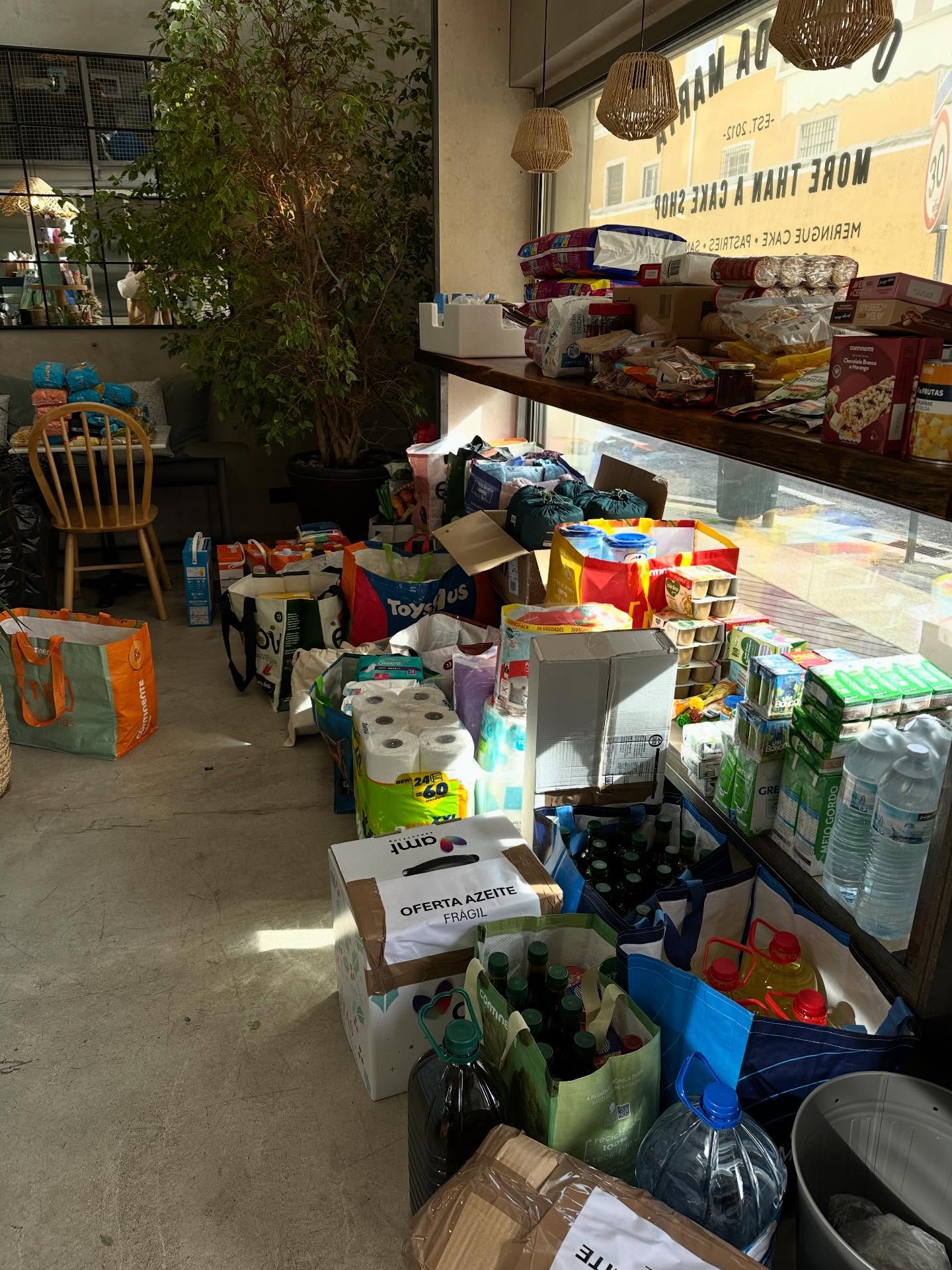 Estas últimas semanas vão ficar para a memória de todos os portugueses como semanas horríveis de tempestades consecutivas e de destruição, mas também de muita solidariedade e amor! 🫂 A quantidade de pessoas que nos enviaram mensagens, desde a última recolha de bens, a oferecer ajuda foi inacreditável! Fizemos um apelo para angariar carrinhas para esta última recolha e, imediatamente, choveram mensagens com ofertas. 🙏🏼
Quero agradecer a todos os que nos ajudaram ontem a que fosse possível, mais uma vez, entregar estes bens a quem mais precisa. Muito obrigada Roberto por ter disponibilizado a carrinha e ter ido entregar os bens que recolhemos à Marinha Grande. Muito obrigada ao António e à Sandra que nos emprestaram a sua carrinha com plataforma e que nos permitiu levar IMENSA carga! 😍 Obrigada à @jocril.acrilicos que nos apareceu na loja com um carro cheio de compras e uns rolos e nos disse que tinha um armazém cheio de plásticos e chapas! Fomos lá a correr com a carrinha e carregámos tudo! Foi a coincidência mais perfeita deste dia porque conseguimos levar plásticos para 4 sítios diferentes e fazer a real diferença na vida destas comunidades que estão desesperadas por ajuda! Ontem ainda não havia luz em Ferreira do Zêzere quando chegámos! 😢
Obrigada também ao Pedro que nos enviou mensagem a oferecer transporte e que se prontificou a ir buscar e levar telhas! E obrigada à Marta e Tiago que foram com esta carrinha enorme descarregar a Ferreira do Zêzere, aos bombeiros e a Ourém! Que toda esta onda de solidariedade perdure e que consigamos, juntos, reerguer o nosso lindo país! ❤️