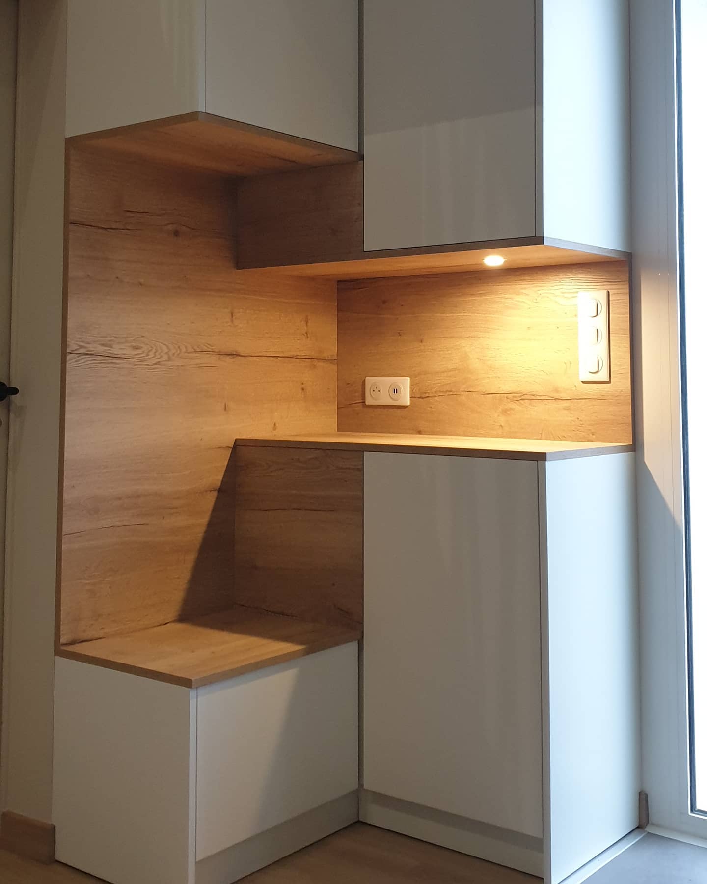 Vous connaissez Tetris ? 😁
Fabrication et pose d'un meuble d'entrée avec éclairage dans la niche.
Mélaminé blanc et chêne.
#agencement #meuble #entrée #menuisier #artisan #decorationinterieur #mobilier #melamine #rangement #renovation #ebeniste #bois #tetris #travaux #agenceur #placard