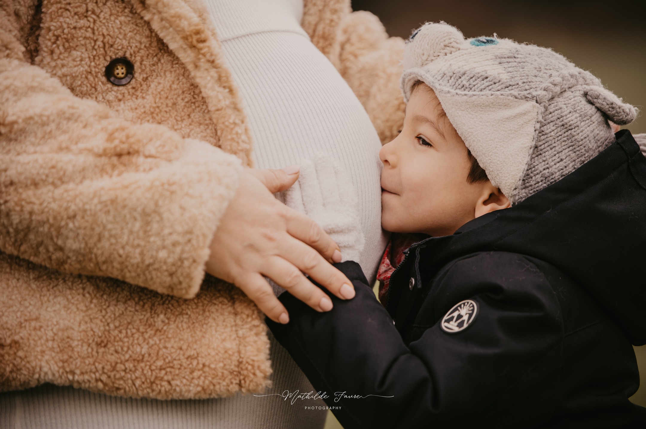 Quand l’amour commence avant même la rencontre...
Si toi aussi tu veux des images vraies, douces et pleines de sens,
je serais ravie de raconter ton histoire ✨
💌 Infos & réservations en DM
#photographematernite #photographefamille #grossesse #attendreunbébé #souvenirsdevie #photographefrance #instantdevie #maternité #familleauthentique