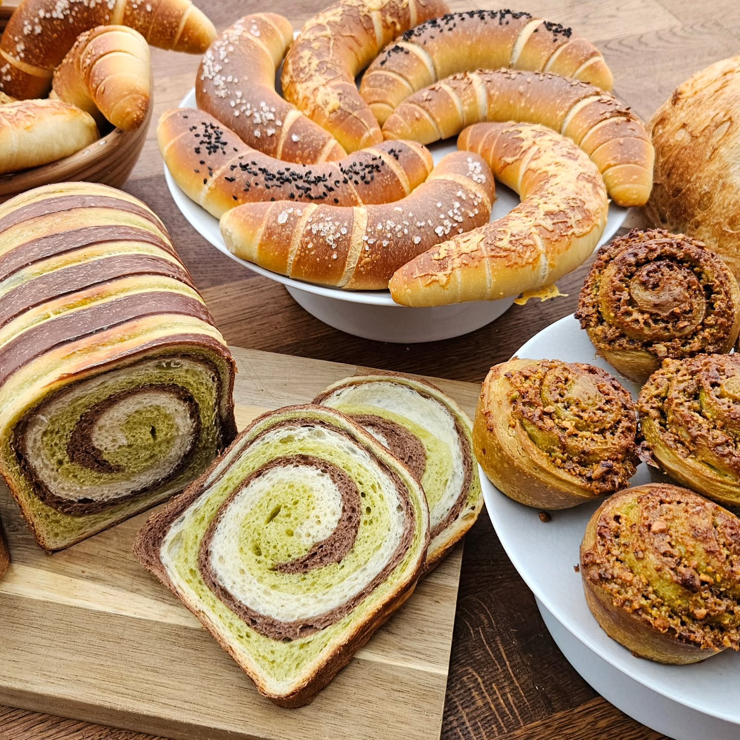 Brioche is so versatile… it never makes me bored.
Kiflis one day, pistachio brioche muffins the next, and a cheeky green zebra loaf thanks to organic wheatgrass.
Same dough. Endless possibilities. Always fun. 😃❤️🙏
#bakedbythevarga #brioche #artisanbaking #kifli #pistachio