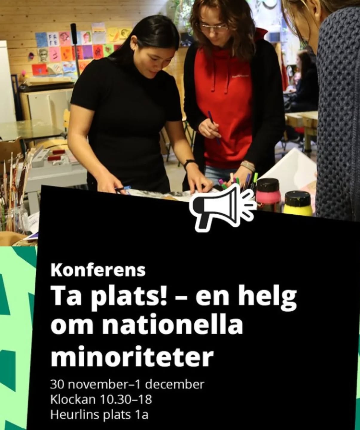 Är du mellan 13 och 30 år? Nyfiken på våra nationella minoriteters språk och kulturer? Kom och delta i Ta plats! – en gratis konferens fylld med inspirerande workshoppar, samtal och en gemensam utställning 🎨🎶
📅 När? 30 nov–1 dec
📍 Var? Frilagret, Heurlins plats 1a, Göteborg
💰 Kostnad? Gratis!
Upptäck några av helgens kreativa aktiviteter:
✂ Gör zine med Meri Alarcón och Nätverkstan Kulturtidskrifter. Foto: Kalle Kinnunen
🎵 Gullat – Att lyssna/känna, ett samiskt ljudkonstverk med Anders Ánndaris Rimpi.
✏️ Serieteckning med Henri Gylander – känd från KP och LasseMajas Detektivbyrå.
🖌️ Måleri- och teckningsworkshop med Elin Wikström, inspirerad av Nakima Ackerhans Schreibers konst. Illustration från boken "Barnens judiska år". Illustratör: Nakima Ackerhans Schreiber.
❗ Begränsat antal platser – Anmäl dig senast 27 november i det här formuläret: https://forms.office.com/e/WTrHTT88wG
(Länk i stories på instagram)
💬 Behöver du hjälp med resa eller boende? Hör av dig: taplats@kultur.goteborg.se.
📢 Hela programmet för helgen hittar du här: Ta plats! – en konferens om nationella minoriteter och inflytande - Göteborgs Stad
✨ Arrangeras av Göteborgs Stad i samverkan med Länsstyrelsen Västra Götaland, Nätverkstan Kulturtidskrifter, KESKI och Studieförbundet Vuxenskolan med stöd av Levande historia i Göteborg.
🌟 Varmt välkommen!