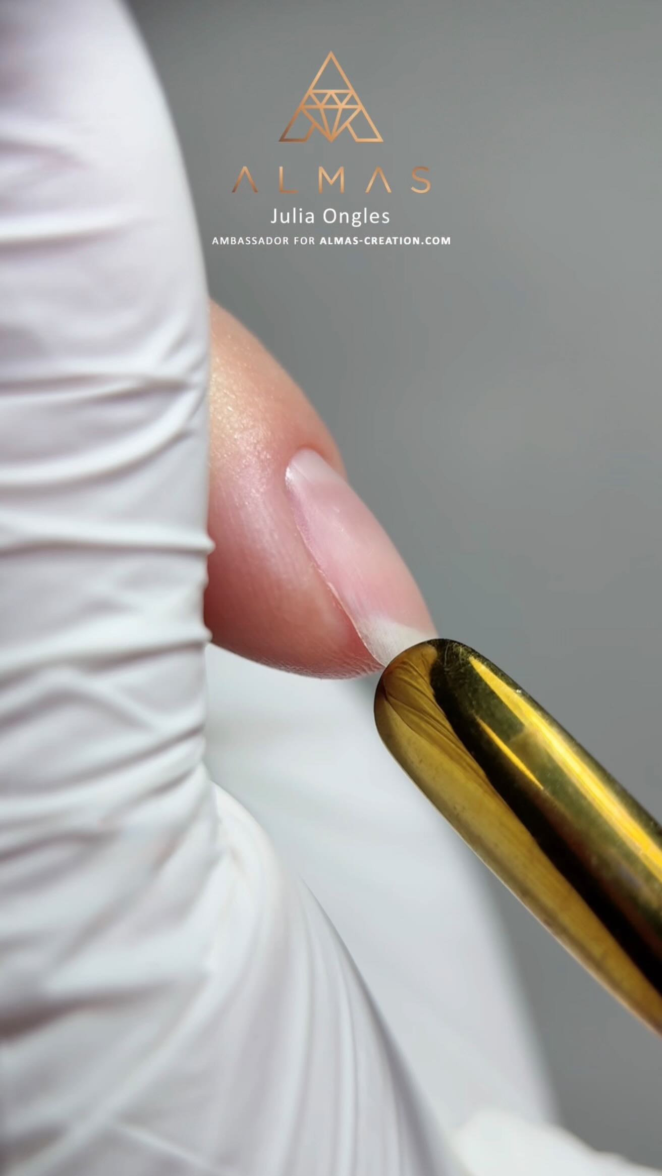 Il existe plusieurs façons de renforcer les ongles naturels mais aujourd’hui, nous allons nous concentrer sur une méthode simple, rapide et très efficace :
👉 un mélange de base et de poudre acrylique.
Cette technique est idéale pour les ongles courts qui ont besoin de solidité sans ajouter de volume ni d’épaisseur excessive. Suivez ces étapes :
🔹 Préparation de la plaque ongulaire.
1️⃣. Nettoyage de l’ongle : griffez et dégraissez avec un cleaner.
2️⃣. Déshydratation : appliquez le Nail Prep sur toute la plaque.
3️⃣. Accroche : posez le Primer Ultra Bond.
4️⃣. Base : appliquez une fine couche de Rubber Base Clear.
5️⃣. Polymérisation : pendant 30 à 60 secondes (selon lampe utilisée).
🔹 Couche de renforcement.
1️⃣. Déposez une petite goutte de Rubber Base Clear sur une palette.
2️⃣. Ajoutez la Clear Acrylic Powder et mélangez jusqu’à obtenir une texture homogène.
3️⃣. Appliquez ce mélange sur l’ongle comme une couche de renforcement.
4️⃣. Polymérisez 30 à 60 secondes.
Résultat : un ongle plus résistant, sans surépaisseur, parfait pour les longueurs courtes du quotidien! 🔥
#renfortnails #renfortonglesnaturels #rubberbase #onglesnaturels #onglesengel