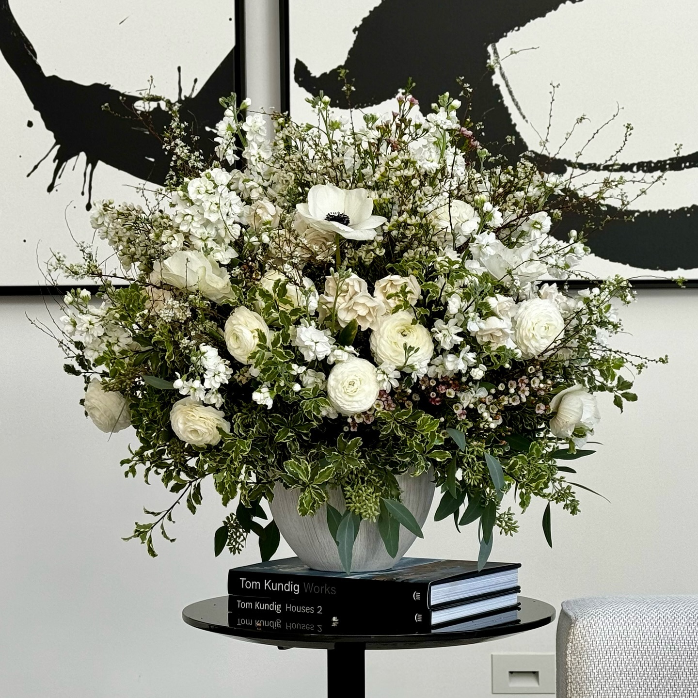 Effortless Elegance … 💐 #floralarrangement #whitebeauty #elegance #flowers