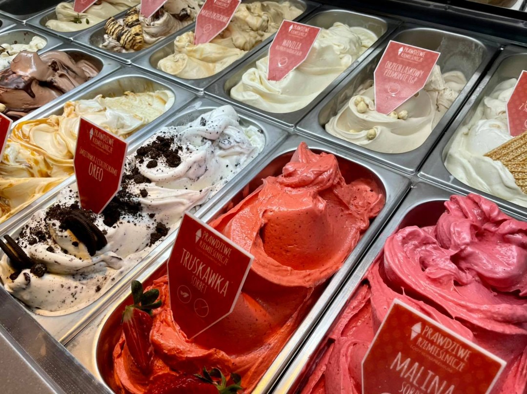 Ojjj, szykuje się bardzo smaczny weekend! 😊Rozpoczynamy sezon lodowy! 😋🍦🍦
Na początek przygotowaliśmy dla was naszą standardowa ofertę smaków, jednak już myślimy o kilku NOWOŚCIACH na ten sezon. Szczegóły już wkrótce. Obserwujcie nasz profil! 😊😊