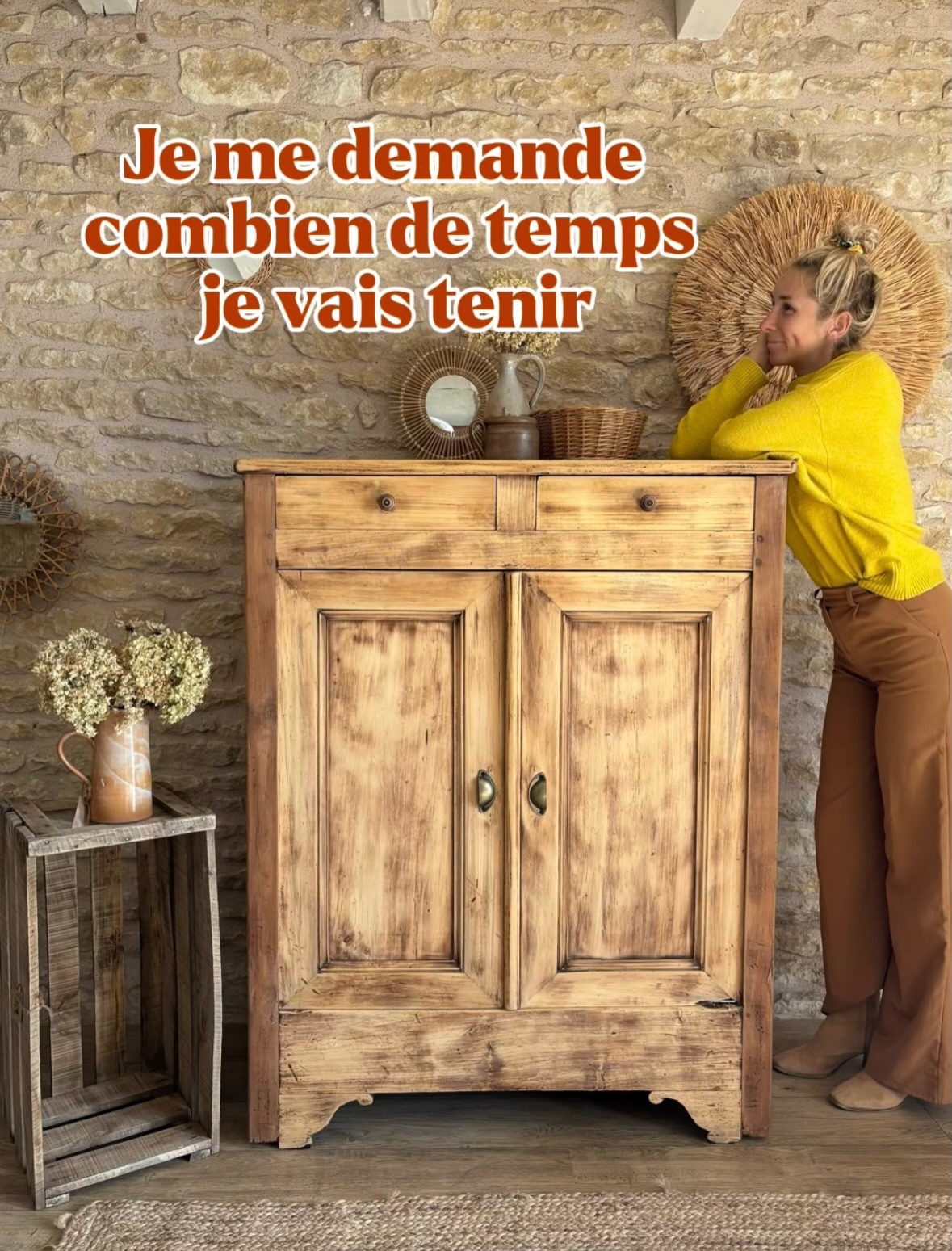 Vous le savez j’essaye d’être le + transparente possible.
C’est quelque chose que j’hésite à partager depuis un long moment car j’ai eu peur de susciter le débat du « et alors ? Il en faut pour tout les prix » et clairement j’ai pas envie de justifier 100 ans que ma réponse est :
NON
Des prix différents c’est ok, car soyons honnête et sans prétention il y a moins de qualité entre un particulier et une personne qui a acquis de l’expérience avec son métier.
Mais des prix cassés quand il y a du travail et pas les mêmes règles du jeu c’est NON. Ou alors c’est la fin des métiers.
Je demande à ces gens un peu d’indulgence. Juste un alignement des tarifs. Ce qui permet aux gens comme moi de continuer leur métier, et aux autres de continuer à s’inspirer en vendant des meubles qui permettent d’arrondir mieux leur fin de mois 😉