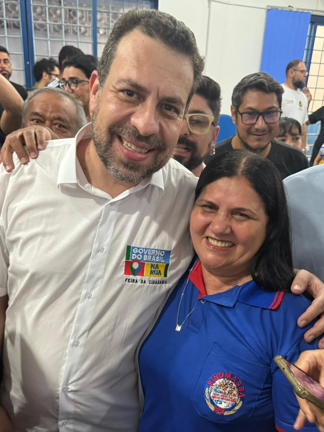  🔴 SINDMASSA MS E SECCG UNIDOS PELO FIM DA ESCALA 6x1! ✊🏽🥖
Dia histórico para a classe trabalhadora em Campo Grande!
A diretoria do SINDMASSA MS marcou presença no Sindicato dos Comerciários para receber o Ministro da Secretaria-Geral da Presidência, Guilherme Boulos @guilhermeboulos.oficial , e debater o fim da exaustiva jornada 6x1.
🤝 Agradecimento Especial:
Gostaríamos de agradecer imensamente ao companheiro Carlos Sérgio dos Santos, presidente do Sindicato dos Empregados no Comércio de Campo Grande (SECCG), pelo convite e por abrir as portas da casa do trabalhador comerciário para este debate tão urgente.
Nossa presidente, Lúcia Godoy, e o diretor de base, João Gauto, representaram a força da nossa categoria no diálogo direto com o Governo Federal, ao lado de lideranças como a Deputada Federal Camila Jara, a Deputada Estadual Gleice Jane e o presidente da CUT-MS, Wilson Gregório.
💬 O fim da escala 6x1 é uma luta de todos nós!
Parabéns ao Ministro Boulos e ao Governo Federal por dialogar com quem vive no chão de fábrica e no comércio.
📸 Confira os registros dessa união de forças!
@godoilucia
@guilhermeboulos.oficial
@camilajarams
@gleicejanems
@seccgcomerciariosms
@vilgrego
@cutmsoficial
@carlossansil
@sindmassams
#SINDMASSAMS #SECCG #FimDaEscala6x1 #CarlosSergioDosSantos #MinistroGuilhermeBoulos LutaSindical CampoGrande