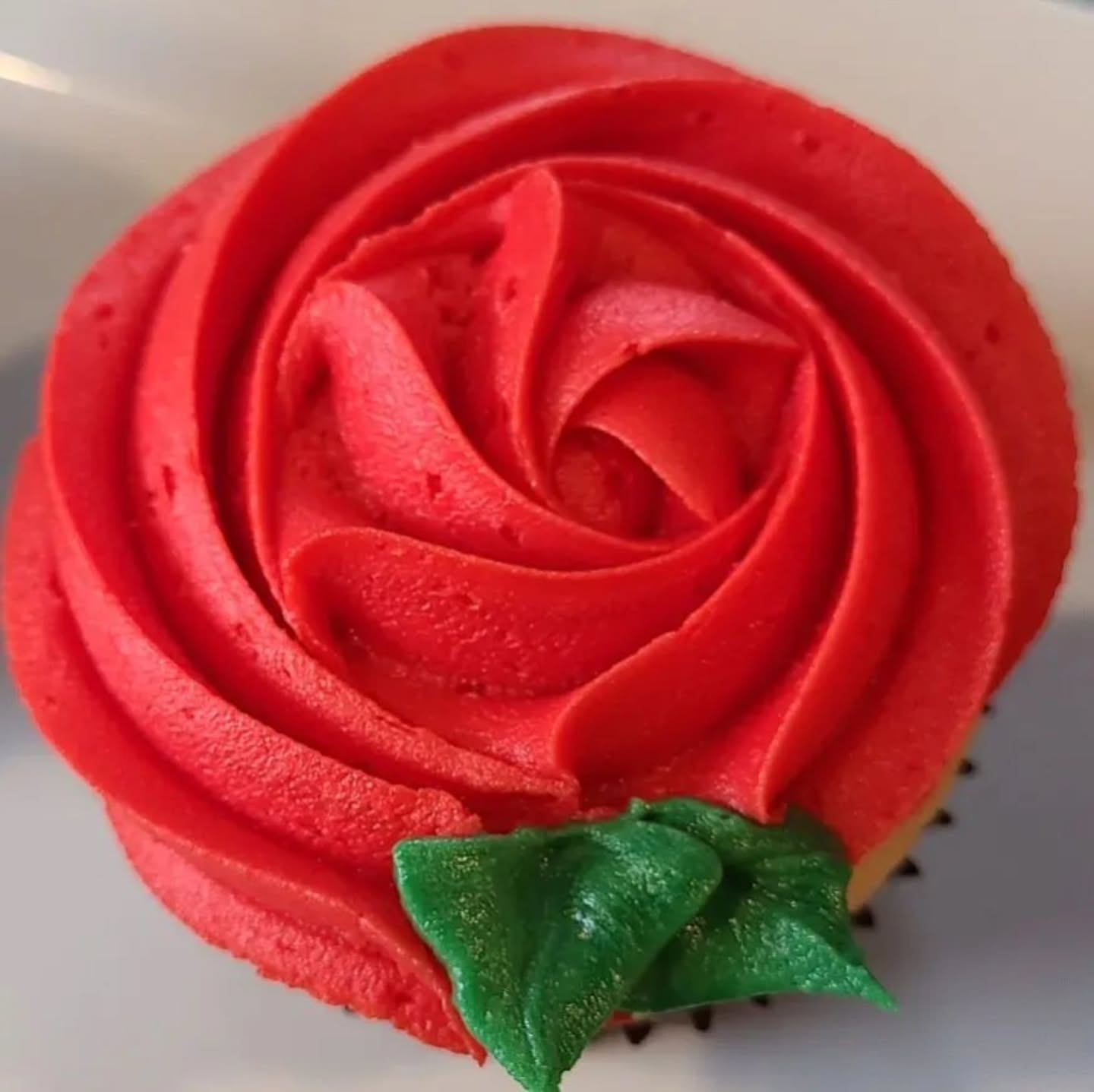 Roses are red, cupcakes are sweet, and honestly… dessert just makes everything better.
Plus, cupcake flowers don’t shrivel up and die — they stay gorgeous, delicious, and way more emotionally supportive than real roses ever could. 🌹🧁
(Zero watering. Maximum happiness.)