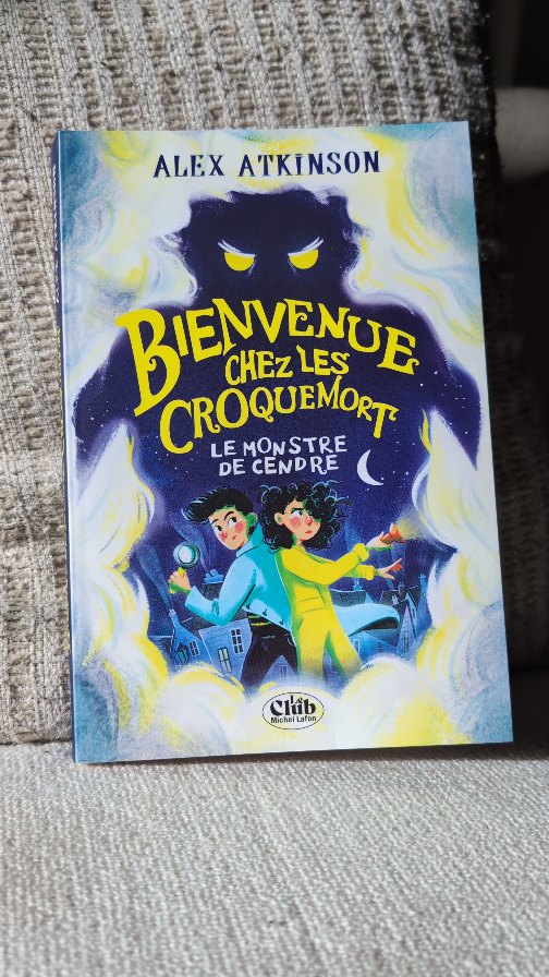 Aujourd'hui j'ai reçu « Bienvenue chez les Croquemort - Le monstre de cendre » publié chez @michellafon_jeunesse !
✨ Résumé ✨
Quand on vit dans un funérarium, affronter les morts, cela fait partie du quotidien !
Indigo et Rusty, des jumeaux de douze ans, vivent dans un funérarium vieux de quatre cents ans et ils ne croient pas aux fantômes… Jusqu’au jour où Indigo découvre une urne cachée derrière une bibliothèque et libère accidentellement un esprit maléfique : le Cinderman. Ce fantôme terrifiant recouvre leur village de cendres, transforme les habitants en zombies et s’apprête à effacer la ville de la carte. Aidés de fantômes déjantés, ils devront surmonter leurs peurs et apprendre à coopérer afin de renvoyer le Cinderman dans sa tombe et de sauver leur ville.
Dites-moi en commentaire si ce roman vous tente 😊 !
#unboxing #receptionlivresque #michellafonjeunesse #bookstagramfrance #romanjeunesse