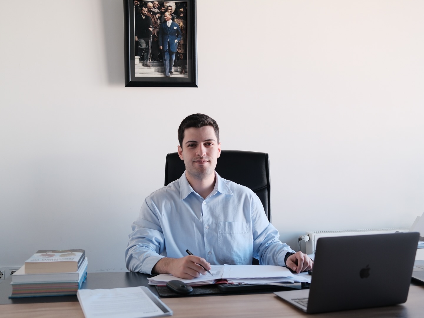 Kilo verme amacı olsun veya olmasın beslenme kişiye özeldir. Her beden her süreç ve herkesin duygusal,fiziksel ihtiyaçları farklıdır. Kendinizi veya sürecinizi başkalarıyla kıyaslamamalı, ihtiyaçlarınızı görmezden gelmemeli ve her açıdan size iyi gelecek bir beslenme şeklini benimsemelisiniz.
Beslenme desteğine ek olarak, bu süreçte EMS, Andulasyon ve Rezonans sistemleri gibi tamamlayıcı terapi yöntemlerini de aktif bir şekilde uygulanması kilo verme sürecinin daha iyi ve rahat yönetilmesi konusunda yardımcı olacaktır.
Uygulanabilir ve sürdürülebilir beslenme hedefi ile bu süreci yönetmek, beslenme danışmanlığı ve destek uygulamaları hakkında bilgi almak isterseniz;
📱0 (544) 475 52 75
📧 info@furkanbuyukbayraktar.com
📍 Beyazıtpaşa Mahallesi, Tabakhane Caddesi, Tohumcular İş Merkezi, No:33 Daire:19