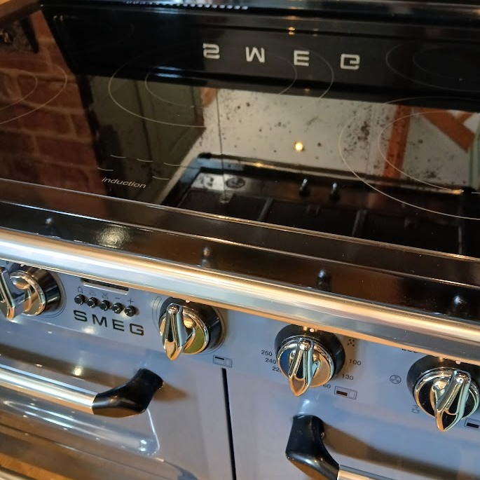 Did you know that there are SO many everyday products that are toxic and could harm or even kill your pets? Most essential oils are poisonous to either dogs, cats or both. Many big brand cleaning products can cause symptoms in animals including respiratory issues and allergic reactions. I have a dog myself and I have researched every single path when it comes to the things I let into my home in order to keep her happy and healthy. The products I use won't harm your animals and they certainly haven't harmed any animals being tested on them either. When I say I'm 'pet friendly' this is what I mean 🧽✨