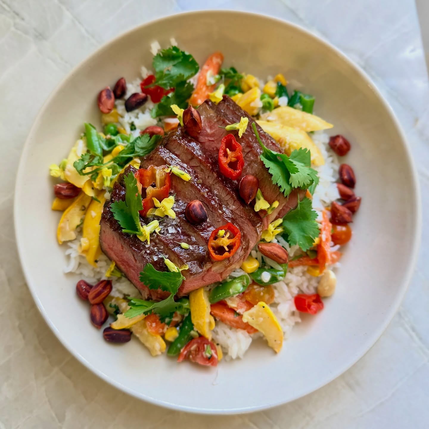 Private chef plates (Entry 02) Nasi lemak inspired coconut rice salad bowl:
Seasonal greens • Grass-fed beef @altairwagyu • Cilantro + mint • Toasted tiger-striped peanuts • Pickled shishitos
A little Southeast Asian nod with a California approach is how I bring clients new to these flavors along.
#privatechef #cheflife #nasilemak #coconutrice #californiacuisine