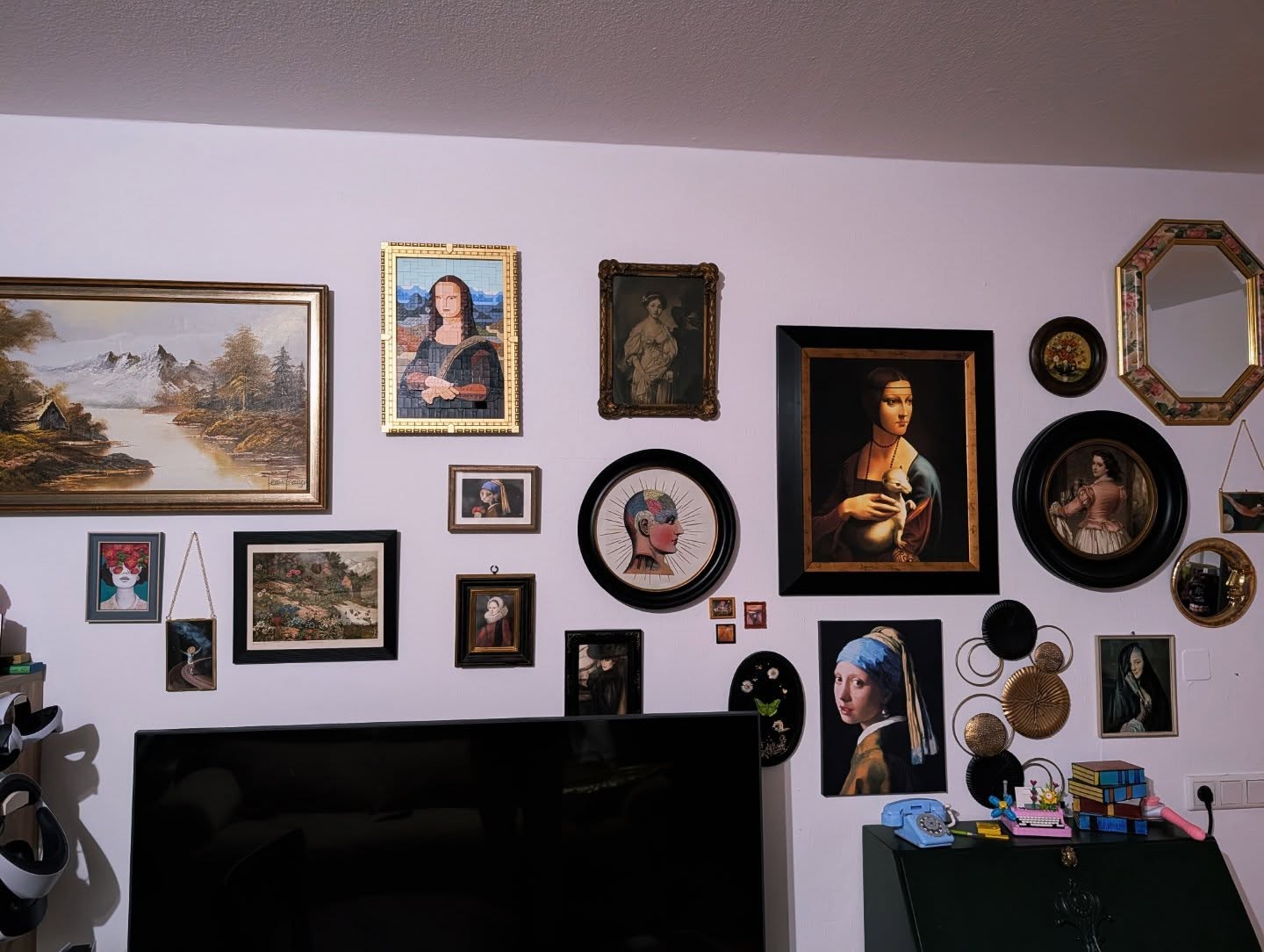 Newest addition to the #gallerywall the Lego Mona Lisa! 👩💼
#legos #legomonalisa #monalisa