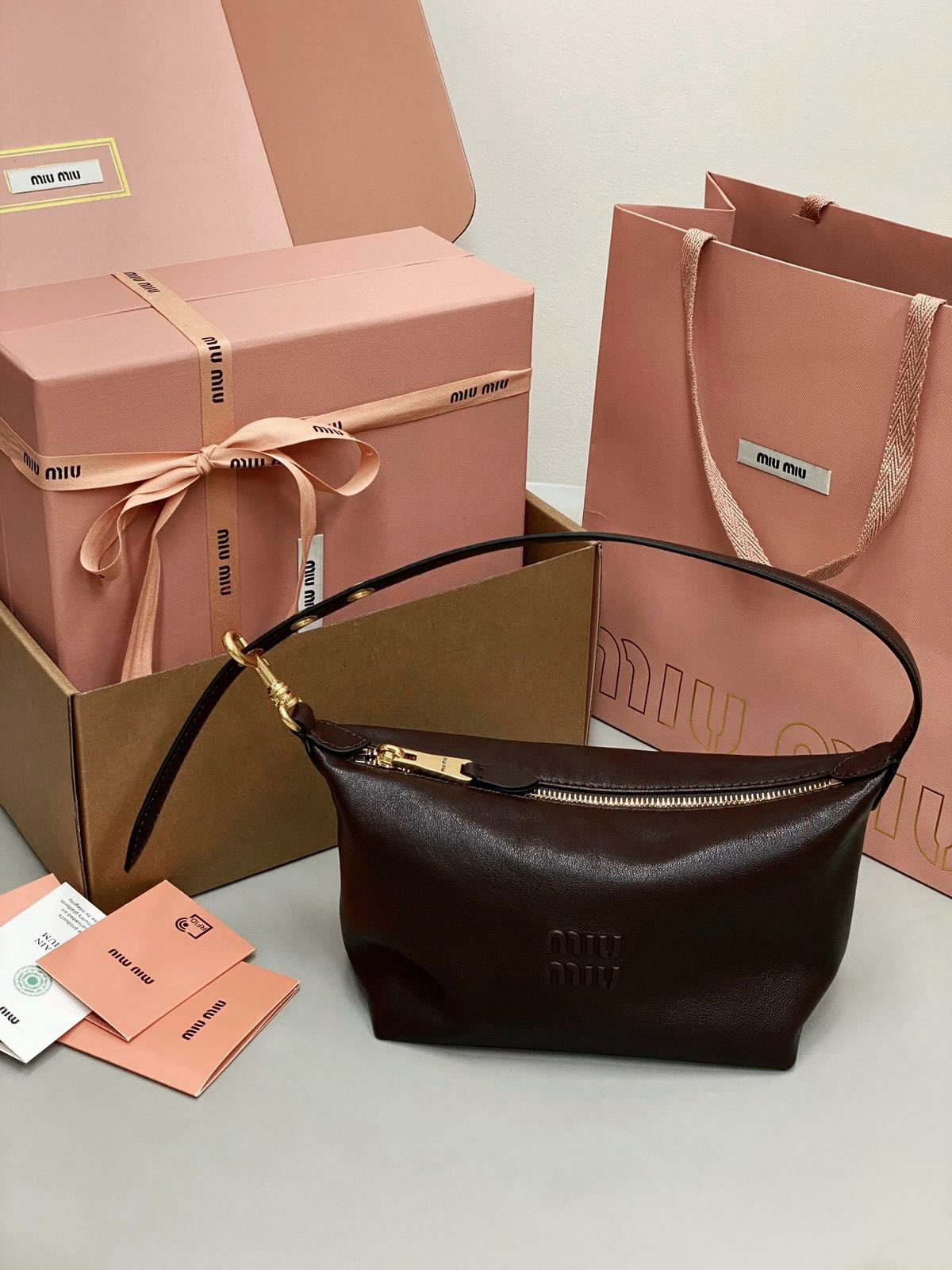 MIU MIU Bag 🤍
📦 Delivery times:
🇴🇲 Oman — 3–5 days
🇦🇪 UAE — 1–2 days
🌍 Shop online:
www.amirashop.net