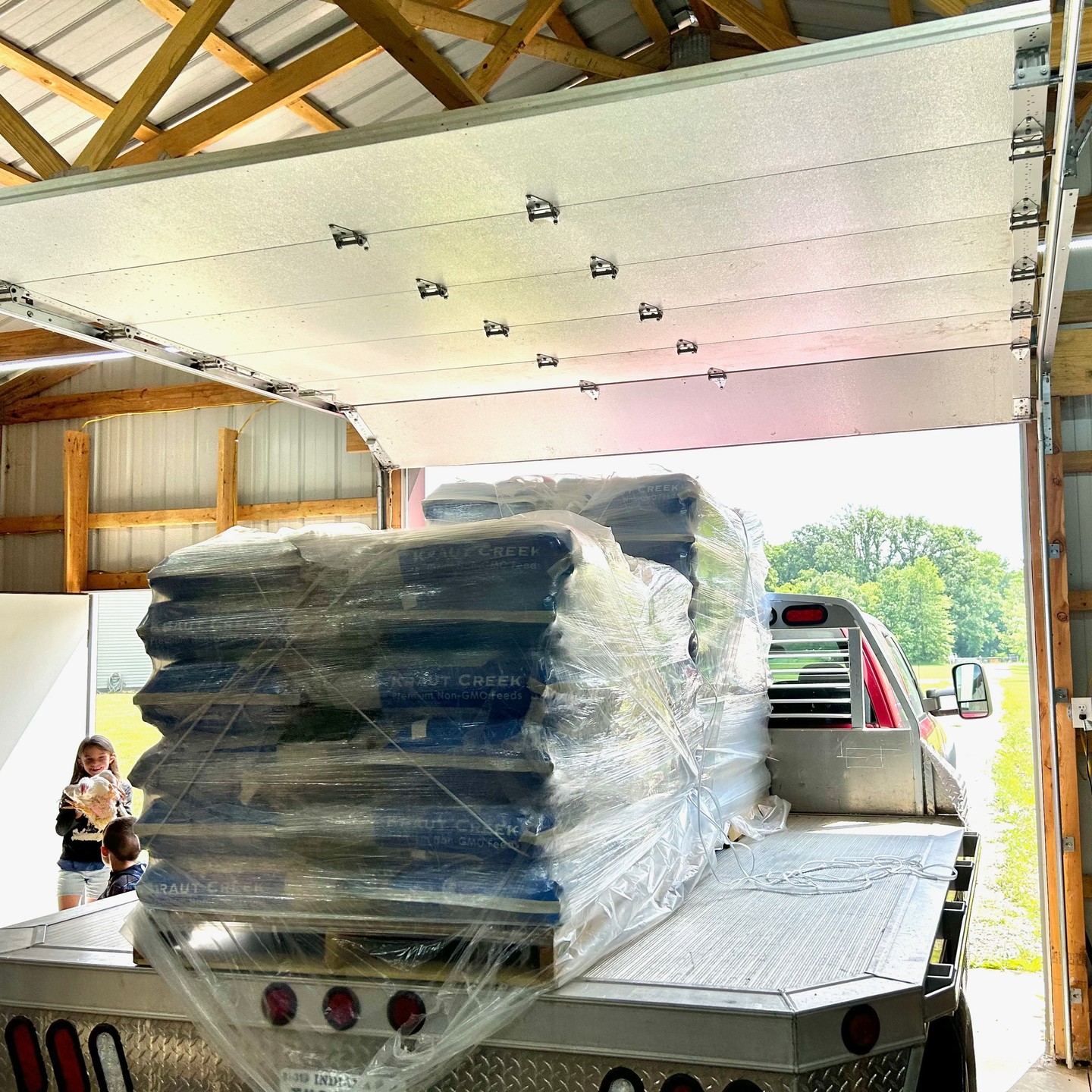 The barn is stocked and ready for our next flock's arrival this week! 🐣
We discovered a better feed pricing option by teaming up with @hopeandhavenhomestead as they prepare for their yearly turkey flock. Want a turkey around Thanksgiving? Contact them!
#homestead #hobbyfarm #homesteadlife #chickens #healthychicken #indianahomestead