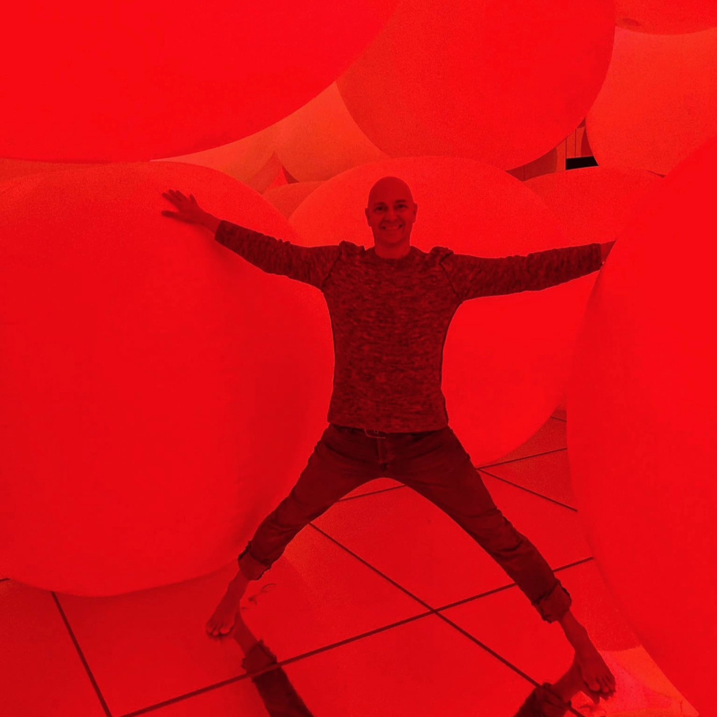 Yoga im Bällebad.
Wieder Kind sein. Anfängergeist heißt es im ZEN.
Eigentlich ist es einfach ein im Hier und Jetzt sein.
Wissenschaftler haben bestätigt, dass wir bis zu 97 Prozent am Tag den gleichen Gedanken hintererhängen wie am Vortag. Das bedeutet, dass wir dann nur lediglich 3 Prozent bewusst leben. Das ist nicht wirklich viel. Auch das es Studien gibt, die von bis zu 20 Prozent reden, tröstet nicht wirklich darüber hinweg.
Daher nimm mal ganz bewusst drei Atemzüge, springe über eine Mauer herüber und schieße mal ganz bewusst ei EM Stein hinterher.
Kind sein, wieder im Hier und jetzt sein.
#yoga #hatha #hathayoga #ashtanga #ashtangayoga #ashtangalove #yogaliebe #mindful #mindfulness #yogateachwr #yogi #yogaboy #fitness #instafit #yogapic #yogapicture #asana #yogaposition #iinstafit #fitness #instayoga #yogaeveryday #yogaeverywhere #yogaever #yogaasana #yogadeutschland #zen #Flow #anfängergeist