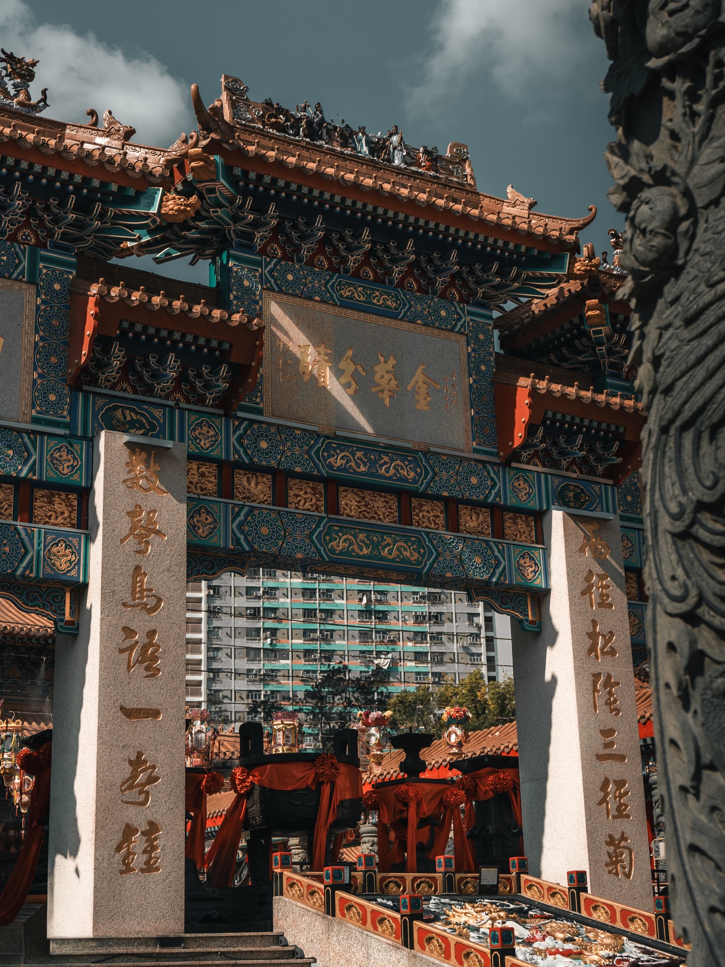 Hier prallen Welten aufeinander.
Tempelrauch gegen Hochhausglas.
Gebete, die leise in den Himmel steigen, während draußen der Verkehr weiterzieht. Ich stand zwischen Räucherstäbchen und Neon, zwischen jahrhundertealten Ornamenten und Betonfassaden, und hatte das Gefühl, dass diese Stadt nie versucht, sich zu erklären. Sie ist einfach da. Laut, dicht, widersprüchlich und genau deshalb so ehrlich. In einem Moment blickst du auf einen Tempelhof voller Farben, im nächsten auf die riesige Skyline.
Was mich hier immer wieder packt, sind die Details. Abgegriffene Fensterrahmen, Klimaanlagen wie Bauklötze an Fassaden, rote Taxis im Abendlicht, Fähren, die scheinbar beiläufig die Skyline schneiden. Und dazwischen Menschen, die stehen bleiben, schauen, warten, tippen, beten. Jeder in seiner eigenen Geschwindigkeit, aber alle Teil desselben Rhythmus.
Und genau dafür liebe ich Street Photography. Nicht für das perfekte Bild, sondern für diese kleinen, echten Momente, die nur eine Sekunde existieren und dann wieder verschwinden. Hongkong ist voll davon.
#hongkong
#streetphotography
#urbanstories
#citylayers
#fokusfernweh