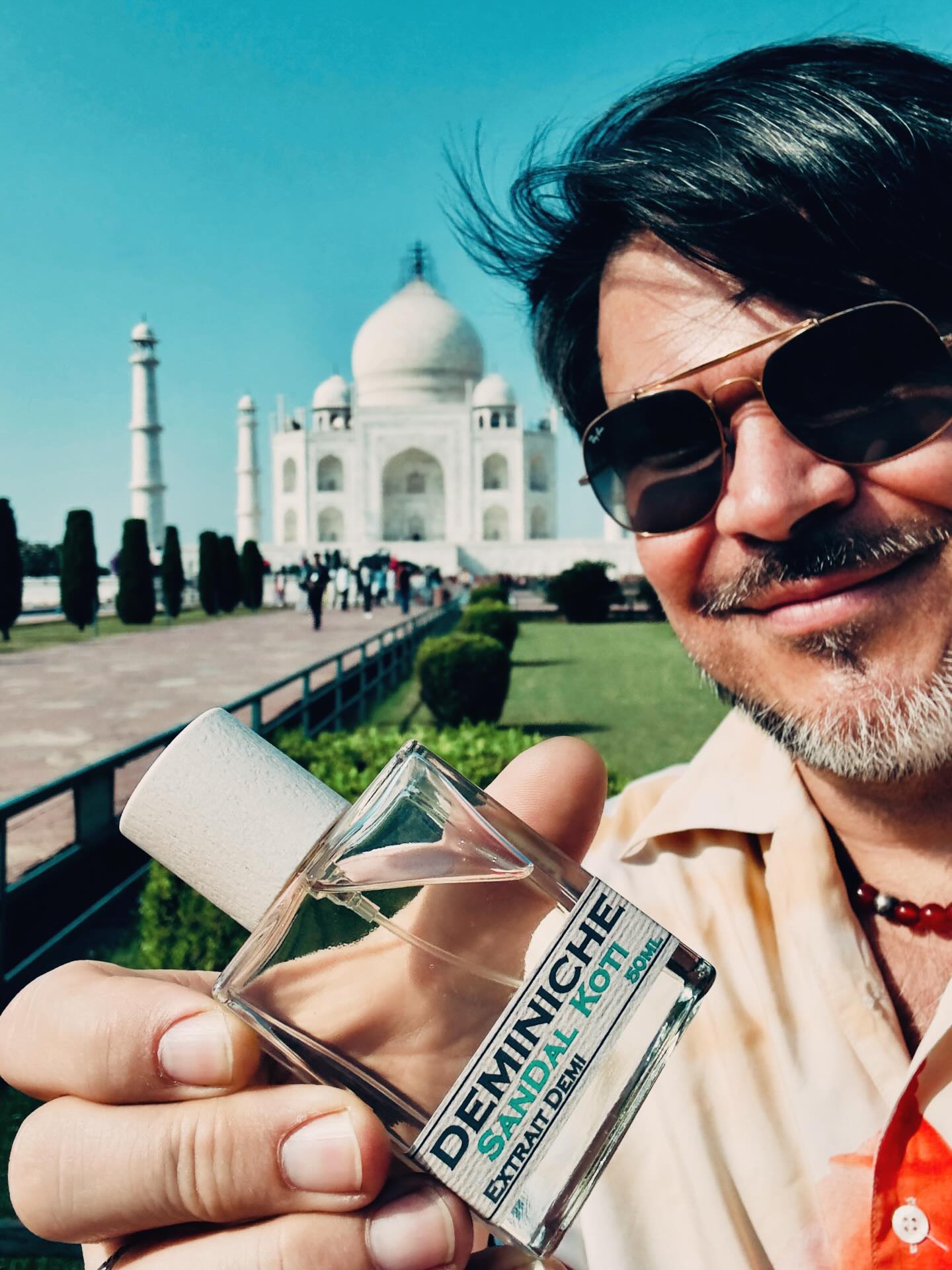 El pasado día 26 de enero fue el Día de la República de la India, el cual conmemora la aprobación de la constitución nacional y la transición del país a una república, que entró en vigor esa fecha en el año 1950.
Este día se celebra con desfiles, discursos políticos, eventos culturales y distintas ceremonias donde el sándalo, que representa la esencia de la identidad india, con su aroma, está presente durante la festividad purificando los espacios gracias a su connotación sagrada, y las gentes se visten con tonos “sándalo” (beige/crema) junto con el azafrán, combinando estos colores como manifiesto de elegancia tradicional y patriotismo.
El sándalo es la fragancia de la india, y acompaña la celebración de su soberanía, representando la riqueza cultural y espiritual que la nación celebra el 26 de enero.
Sándalo Koti
@RicardoRamosPerfumesDeAutor
@Deminiche
#ricardoramosperfumesdeautor #deminiche #sandalkoti #sandalomysore #artisticperfumery