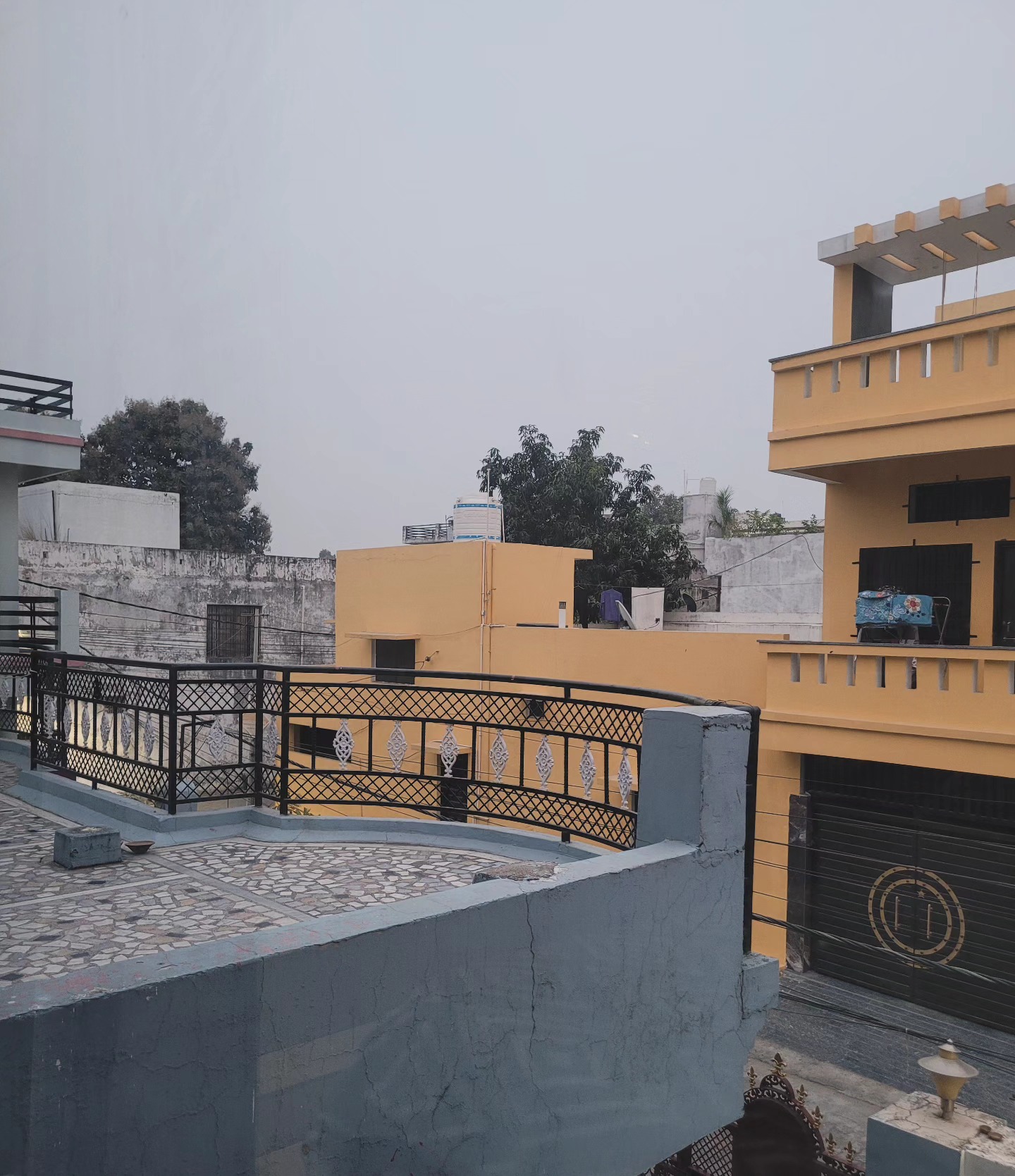 Khula aasman 🪂
I watched a small story on Netflix today 'Atithi'. It's one of the stories from the collection of Rabindranath Tagore. What amazed me was the nature of storytelling- so smooth, calm and peaceful... like the melody of life. The main character of the story didn't believe in the complexities of life, rather just wanted to flow with life... To know so that he can live 💙 And I found that perspective fresh and comforting.
Do we always have to chase something? To be somewhere? To run in a race?
Why can't we just run for the joy of it? And travel because it's part of the journey? And maybe, maybe not resist the changes but flow with it...?
#queridazindagi #musingsoftheday #lucknowdiaries