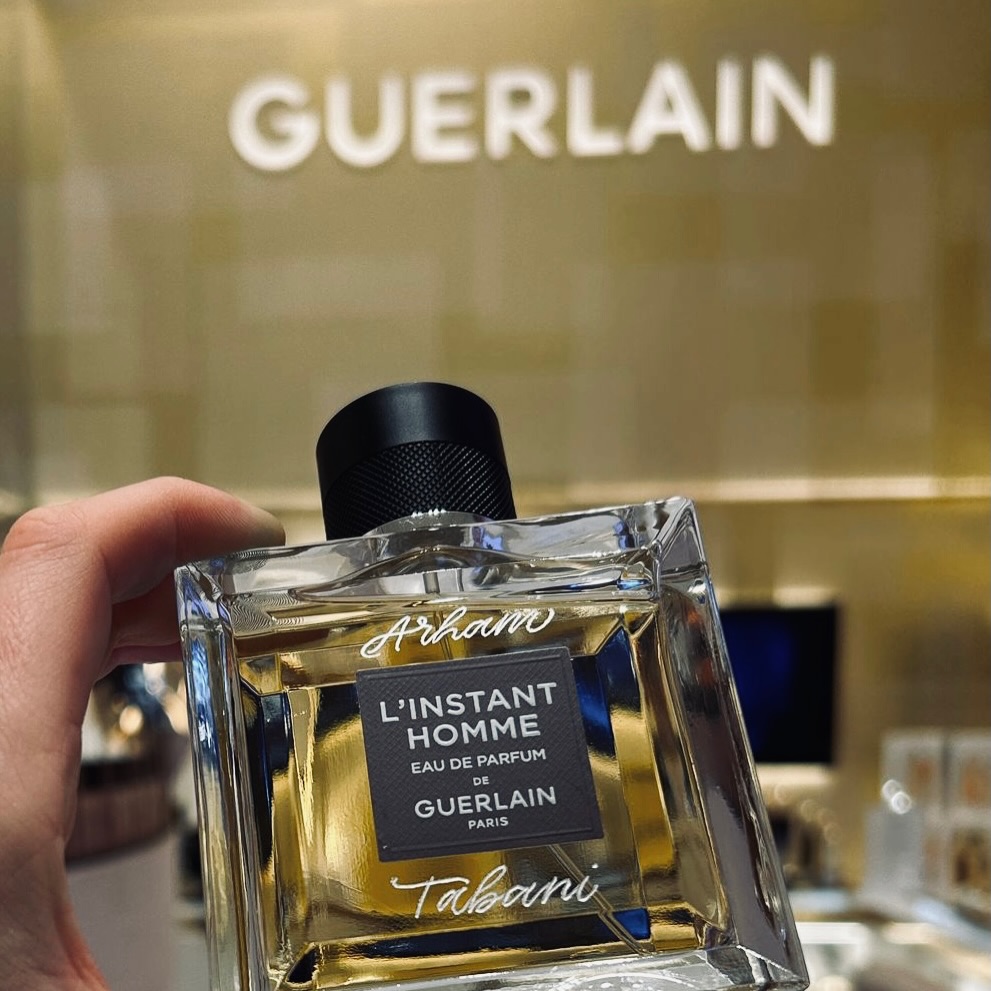 Yesterday our artists were across the country for Valentine’s Day with Guerlain, hand-painting peonies onto gift boxes, engraving fragrance bottles, and adding names to those iconic lipstick mirrors.
From the beautiful boutique in Covent Garden to Selfridges London & Birmingham, plus H beauty Metrocentre and Milton Keynes, every gift left with a story attached to it. The loveliest thing to watch is how a simple name completely changes a present… it instantly becomes something you’d never throw away.
These moments are always a reminder that handwriting still matters!
If you spotted us in store, thank you for saying hello ✨
#guerlain #valentinesgifts #giftpersonalisation #calligraphyartist
@guerlain