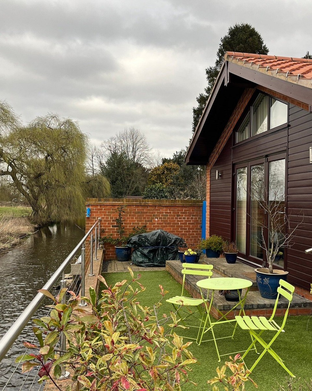 🌿 A peaceful escape at Maun River Cottages 🌿
Set beside the gently flowing Maun River, these charming cottages are made for slowing down and enjoying the countryside. Surrounded by nature and village life, it’s a calm and comfortable base for couples, families, or friends looking for a relaxed break.
Wake up to birdsong, wander nearby paths, and settle in for quiet evenings by the river, simple pleasures that make a stay here so special.
📍 Maun River Cottages, Ollerton
🛏 Sleeps 2–4
#VillageHolidays #MaunRiverCottages #CountrysideEscape #ExploreNottinghamshire