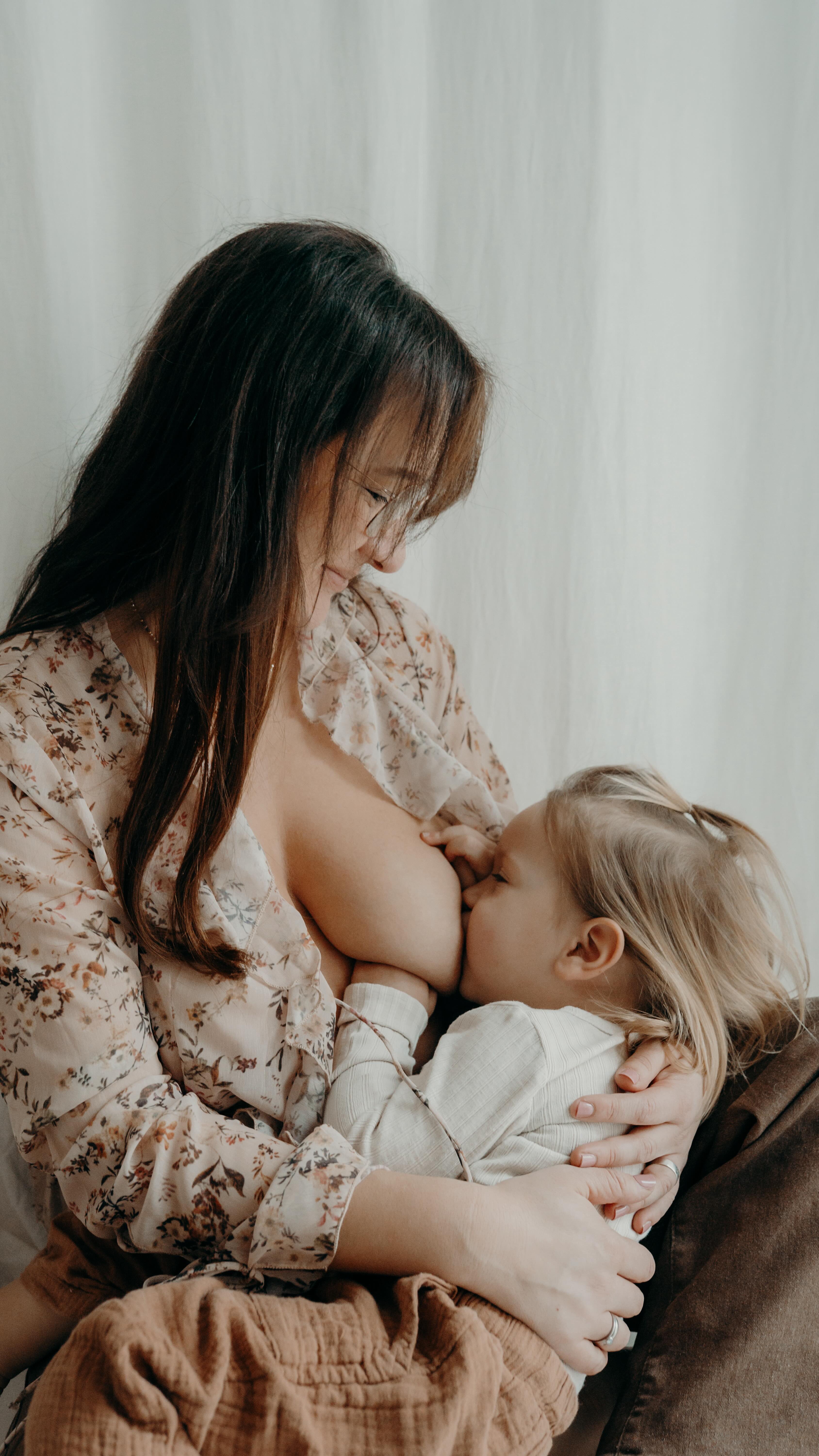 Jetzt ist er doch schon drei.
Jetzt sollte er doch weniger stillen.
Nicht, weil sich in eurer Beziehung etwas verändert.
Sondern weil sich die Erwartungen verändern.
Mehr essen.
Besser schlafen.
Dazu kommt der Druck von außen.
Gut gemeint.
Und plötzlich beginnt man zu zweifeln.
Weil wir Nähe zwischen Mutter und Kind früh funktionalisieren sollen: schlafen, essen, beruhigen aber bitte effizient und unabhängig.
Weil weibliche Körper gelernt haben, entweder seggualisiert oder funktional zu sein nicht nährend, tröstend und verbunden zugleich.
Ein stillendes Kleinkind hält uns einen Spiegel vor:
Abhängigkeit ist menschlich.
Bindung ist notwendig.
Autonomie entsteht später, nicht früher.
Die Irritation entsteht nicht durch das Kind.
Sondern durch ein System, das Beziehung verlernt hat.
Folge @soulmom.era @soulmom.era @soulmom.era