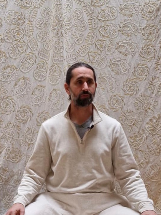 Takk til Jonathatn Weber for den første modulen i årets Mindful Yoga Training. 🙏🏻 Under helgen gikk han gjennom de grunnleggende prinsippende knyttet til mindfulness og yoga som en meditativ, kroppsbasert praksis. 🧘🏾🧘🏼
Vi utforsket hvordan det å møte kroppen med tilstedeværelse, vennlighet og ikke-prestasjon (non-striving), gir et grunnlag for innsikt og helbredelse. 🥰
Hvis noen gikk glipp av den første modulen, men ønsker å være med, ble det gjort opptak, så det er fortsatt mulig å bli med på trainingen.🤗
https://www.osloyoga.no/mindful-yoga-training