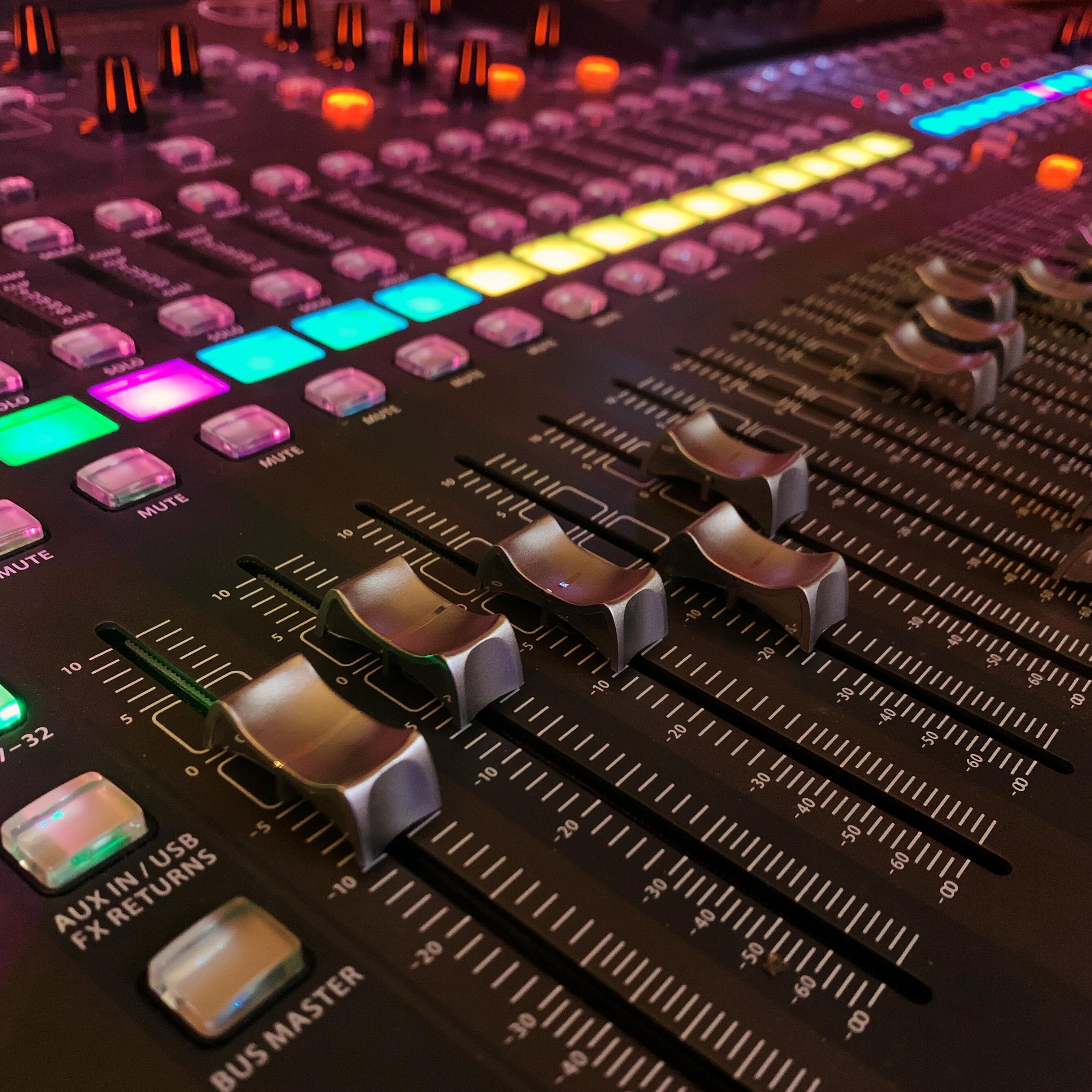 🎨 Mixing Magic ✨ Diving into this vibrant world once again 🌈
.
.
.
#recording #recordingstudio #studio #mixing #mixingengineer #mixingdesk #mixingconsole #music #musician #studiolife #livemusic #colours #rainbow #sussex