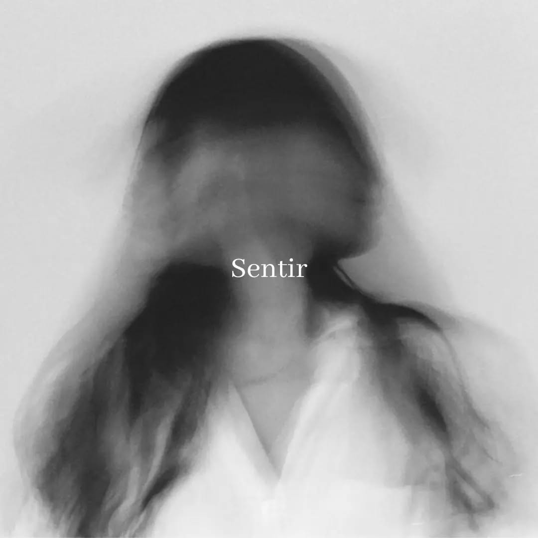 Ana estava há mais de 20 anos trabalhando em estruturas corporativas patriarcais conservadoras. Conta que mesmo depois de alcançar cargos altos de gestão, ainda precisava provar suas qualificações durante reuniões, com a mesa ocupada por homens. Eu bem sei que essa é mesmo a realidade de mulheres em estruturas sem políticas de equidade de gênero.
Ela destoava ali e, ser mulher, lésbica, com ideias mais disruptivas que a mesa, entrava na soma de desafios que tinha que atravessar diariamente.
Ana era chamada de Mãe dentro da empresa, e não gostava. Já havia por vezes dito o quanto aquele arquétipo que era dado a ela na forma de honraria, não era bem recebido.
Era gestora de milhões de reais em verbas, era responsável por grandes projetos fora do escopo do seu cargo, pelos contatos internacionais, e também era solicitada - pelos homens - para cortar o bolo nas comemorações de aniversário. Ou ela, ou outras mulheres. Nunca eles.
Ana conta que anos antes, em sua primeira viagem internacional a trabalho, sofreu uma tentativa de abuso sexual vinda de um gestor que a acompanhava, de cargo mais alto na hierarquia. Ela era jovem, estava em outro país, não sabia como agir e silenciou.
O peito de Ana começou a doer e o coração a acelerar lá pelos seus vinte e tantos anos. Hoje Ana tem mais de 45.
20 anos de emoções e angústias suprimidas.
O peito apertava e ela ignorava
O coração acelerava e ela não parava
As extremidades formigavam e ela negava
O primeiro burnout veio
O segundo burnout não demorou
Ana então, em estado de exaustão, é acolhida por sua companheira e por sua família, e se sente segura para finalmente escutar o seu Sentir. Deixa o corporativo depois da terceira forte crise.
Ana encontra na Terapia Somática recursos para regular suas emoções. E é guiada no rastreio e na legitimação de seus sentimentos, e tão importante quanto isso, no reconhecimento deles, afinal não é possível cuidar do que não se sabe o nome (Netto). E hoje segue acolhida, segura e caminhando na busca de mais saúde emocional.
Essa é só parte da história de Ana, qual é a sua?
O que você está Sentindo agora?
*nome fictício para preservar identidade
#terapiasomatica #somaticexperiencing