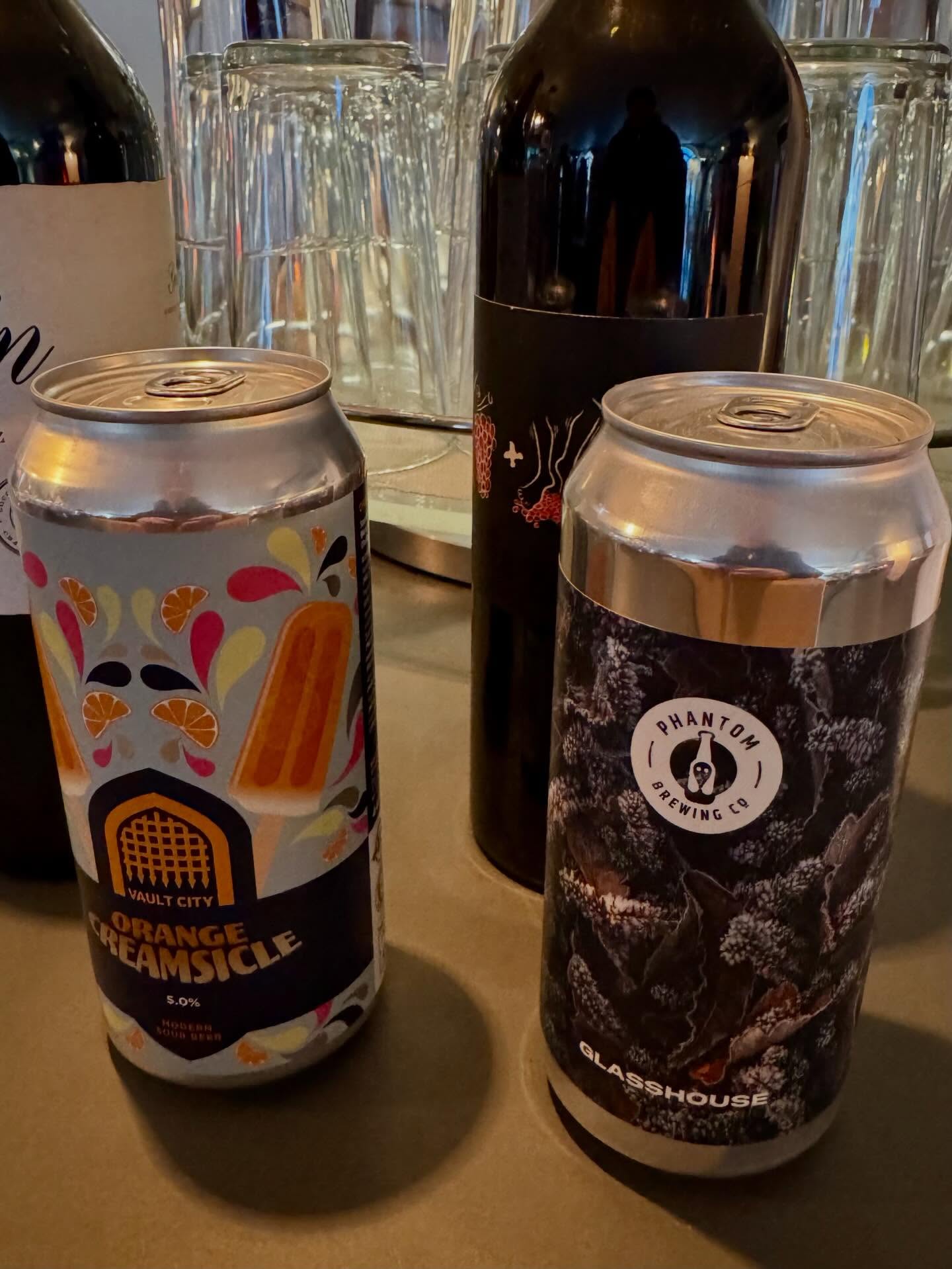 New limited imports available at the bar 🍻
Orange Creamsicle Sour @vaultcitybrewing
Glasshouse Juicy IPA @phantombrewco
Always special, always limited, try the selection curated by @hako8400 before they’re gone 👻