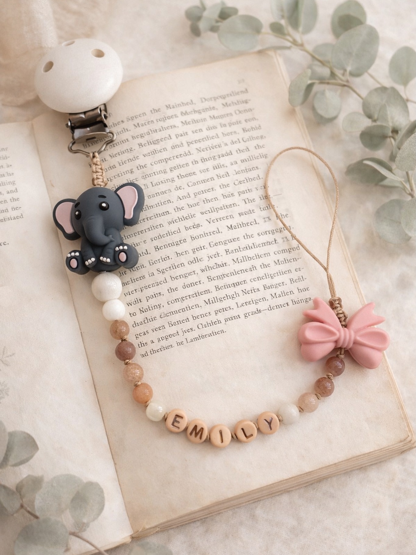 Neu im Sortiment 🤍
Personalisierte Nuggiketten mit Edelsteinen – von Hand geknüpft, mit viel Liebe zum Detail.
Jede Kette ist ein kleines Einzelstück für kleine Lieblingsmenschen.
👉 Jetzt im Shop entdecken
#vivescam #nuggikette #personalisierbar #handgemacht #liebezumdetail #geschenkidee #babygeschenk #schweizeronlineshop #edelsteine #edelsteinnuggikette