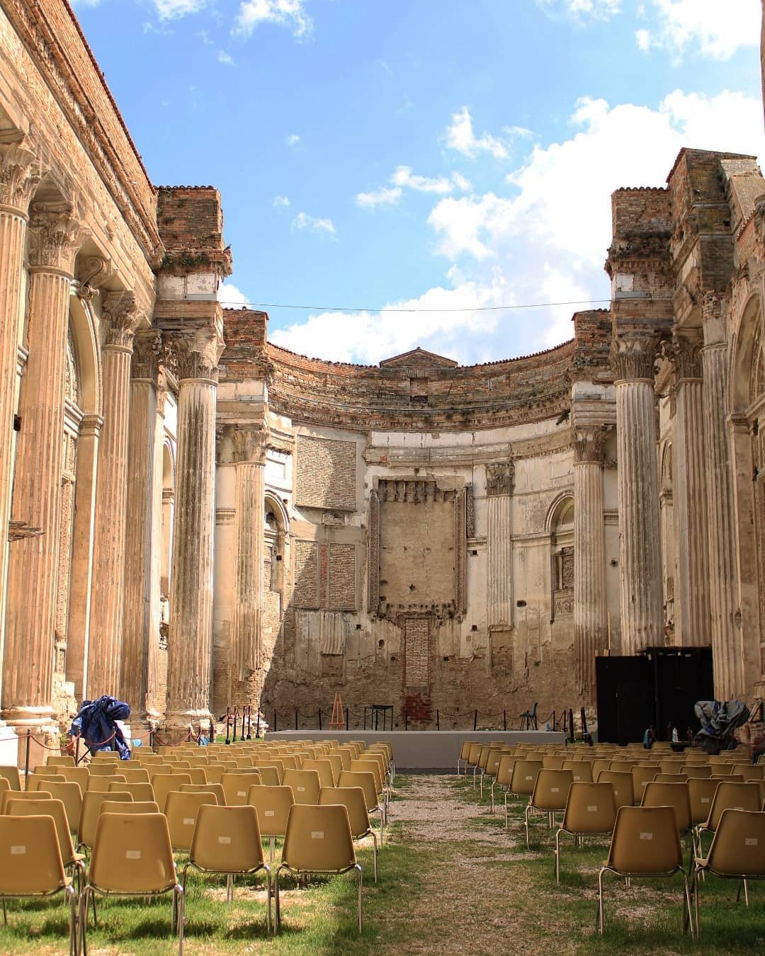 Chiesa di San Francesco, Fano.
Una delle chiese più importanti della città di Fano e della Regione Marche. Il complesso risale al XIII secolo, mentre la chiesa attuale, con le sue forme barocche, è frutto di modifiche settecentesche. Nel 1930, a causa di un terremoto, sono state demolite le volte e le coperture. I professionisti Arch. Stefano Piazzi e Ing. Luigi Tundo, insieme al Prof. Arch. Giampiero Cuppini (con la consulenza del Prof. Arch. Giovanni Carbonara), hanno curato un intervento di restauro nell'ambito di un progetto di valorizzazione di alcuni Beni Culturali della città. Tra questi: restauro della Rocca Malatestiana, del Bastione San Gallo, della Torre di Sant'Elena, delle Mura Augustee, dell'Arco d'Augusto e la rifunzionalizzazione della Biblioteca Luigi Rossi.
.
.
Ph : @siltam_
con Canon EOS 2000D.
.
#restauro #restauroconservativo #restaurobeniculturali #restaurolapideo #restauroarchitettonico #conservation #conservazione #conservazionedeibeniculturali #historical #building #heritage #fano #vivofano #volgofano #igersfano #ig_fano #vivomarche #volgomarche #igersmarcge #ig_marche #volgoitalia #igersitalia #igitalia #vivoitalia #beniculturali30