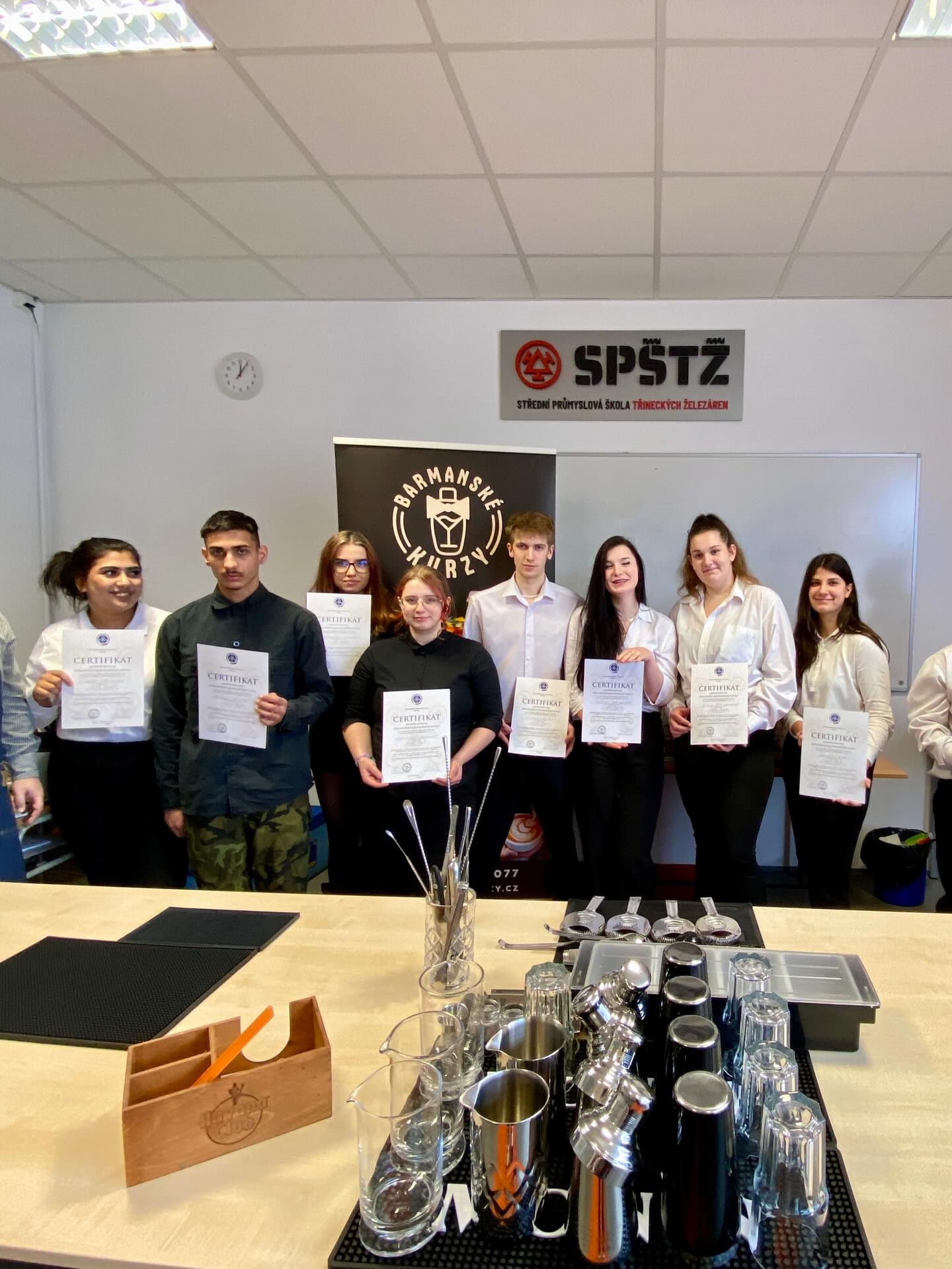 Naši úžasní kuchaři/číšníci za sebou mají intenzivní celotýdenní barmanský kurz. Školeni byli samotnými odborníky z České barmanské asociace a po úspěšné závěrečné zkoušce získali originální certifikát, který jejich nově získané schopnosti stvrzuje. Jsme na na vás moc pyšní, barmani!🍹