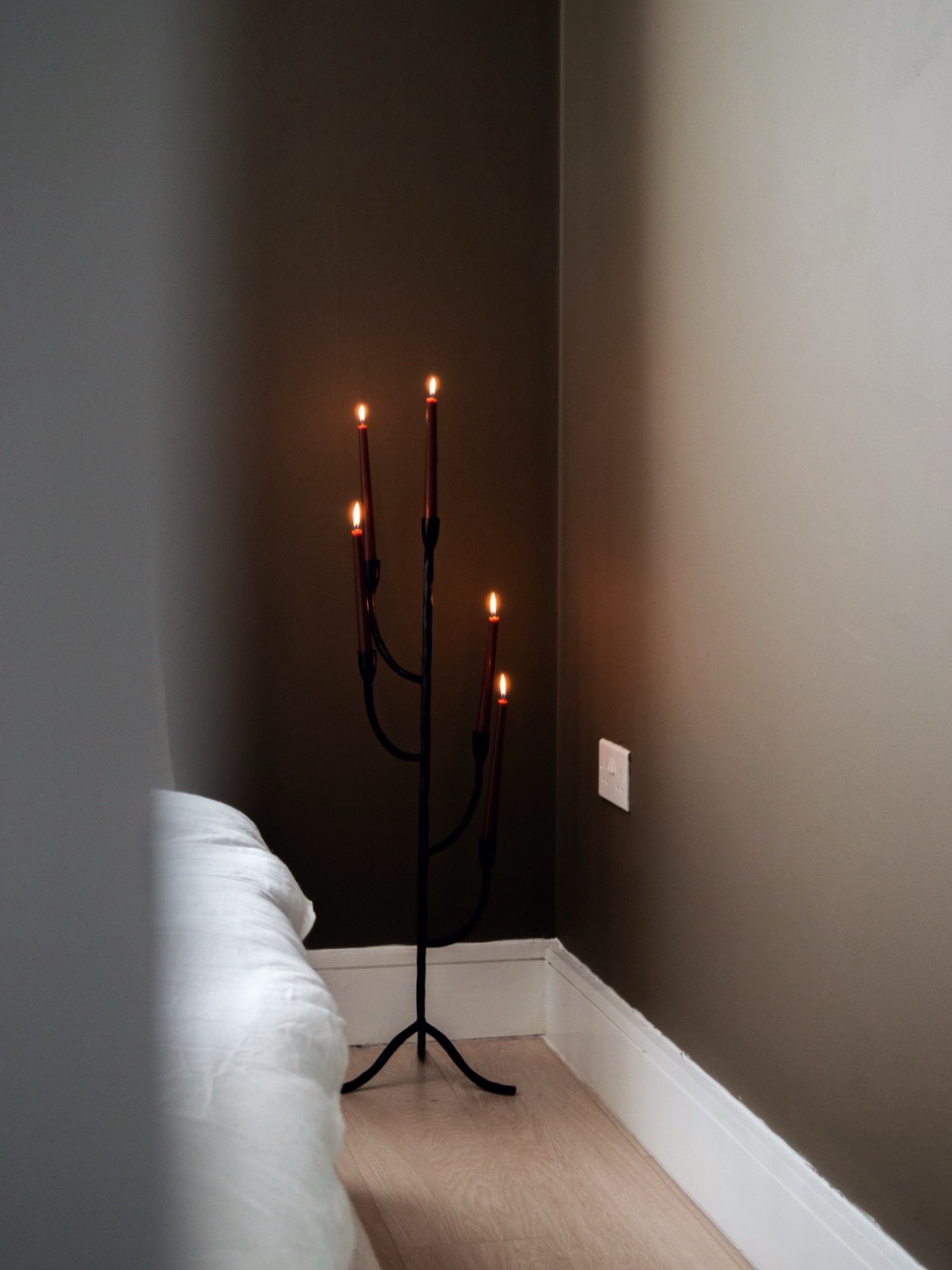 Happy Sunday ๐คโจ
Cosy, rainy Sundays are best by candlelight with soft, textured blankets to snuggle in to and surround by our furballs!
Again, weโre sorry for the silence. Loosing our little, foster pup hit hard and then honestly, with family illness and the rush of the festive holidays, January felt a good month to slow down and concentrate on us. Working full-time, trying to decorate our home and Instagram can be A LOT!
This year we are definitely going to be more kind to ourselves, sharing our home and things we love authentically, with no pressure. We hope you stick with us ๐ค
Have a great day!
Love,
Nicola & Vicki xx
Brown Bedroom | Bedroom Views | Bedroom Inspo | Marble | Marble Furniture | Japandi Home | Chocolate Brown Decor | Autumn Decor | Moody Bedroom | Moody Browns #japandistyle #browndecor #brownbedroom #chocolatebedroom #japandistyle